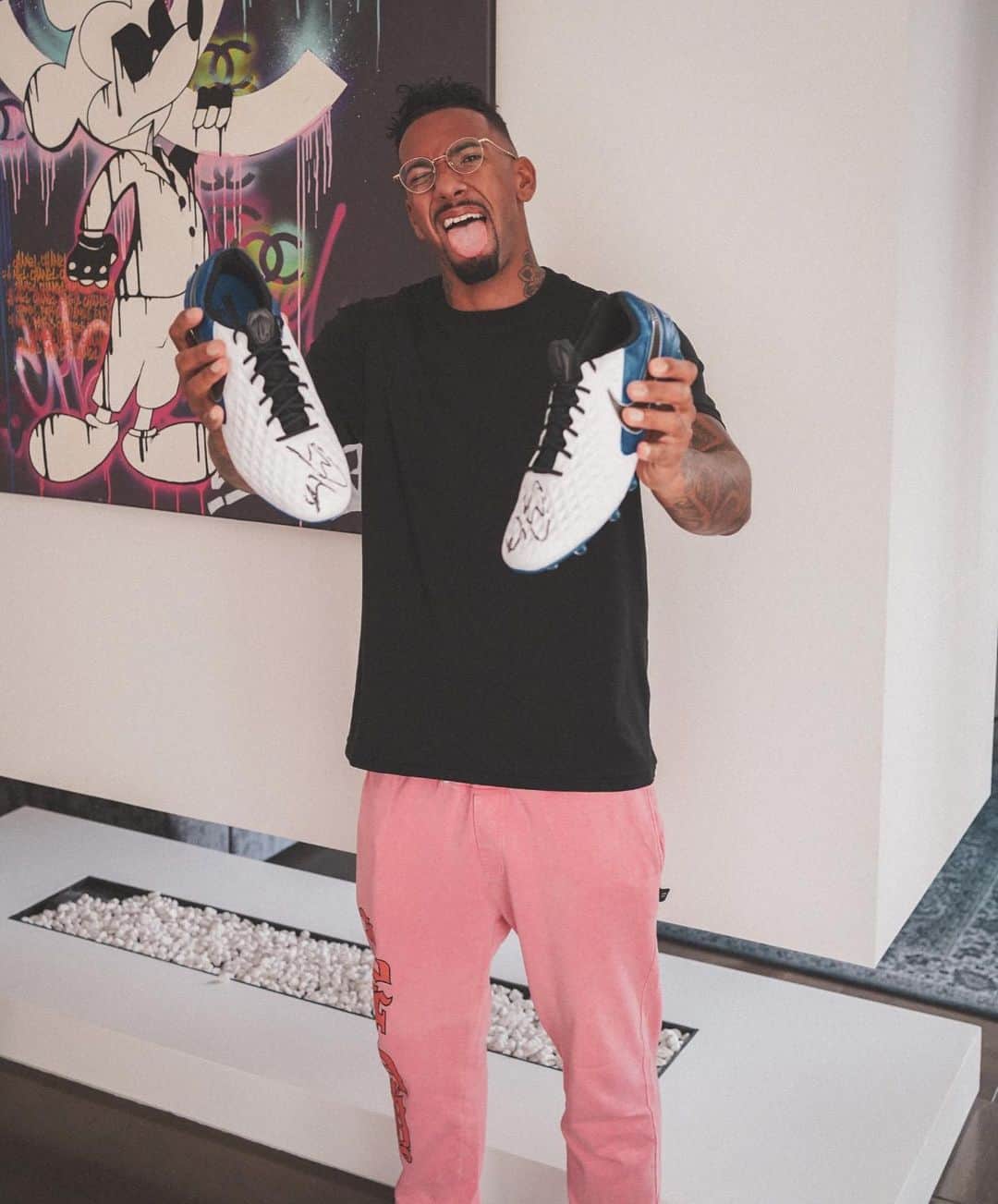 のインスタグラム：「Here you go, little giveaway 😜🙌🏽 just like and comment this post and win my signed Tiempos 👟 ... stay sharp」