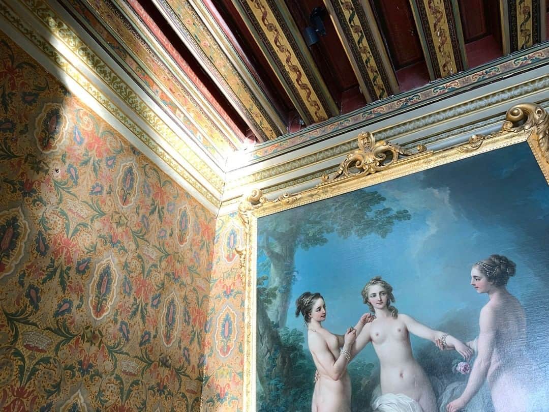 シャネルさんのインスタグラム写真 - (シャネルInstagram)「‘Le Château des Dames’, Château de Chenonceau located in the Loire Valley in France provides the backdrop to the CHANEL 2020/21 Métiers d’art show. Unveiled on December 3rd at 7pm Paris time.  Juergen Teller’s photographs reflect a liberated and contemporary take on the setting.  See more at chanel.com  #CHANELMetiersdart #CHANEL #JuergenTeller」12月3日 20時56分 - chanelofficial
