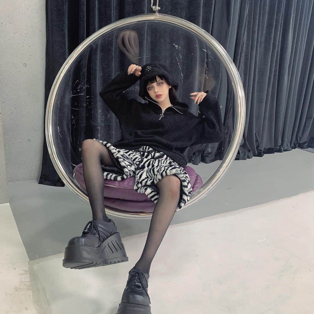 chiiiiiのインスタグラム：「🦓🖤 ・ ・ 私のファンの名前を 実は以前にファンの子達で 決めてくれていて、 愛しいなぁと感じます。 名前の通りに洗脳済みの よいこ達が揃っている🧛🏻‍♀️🩸」