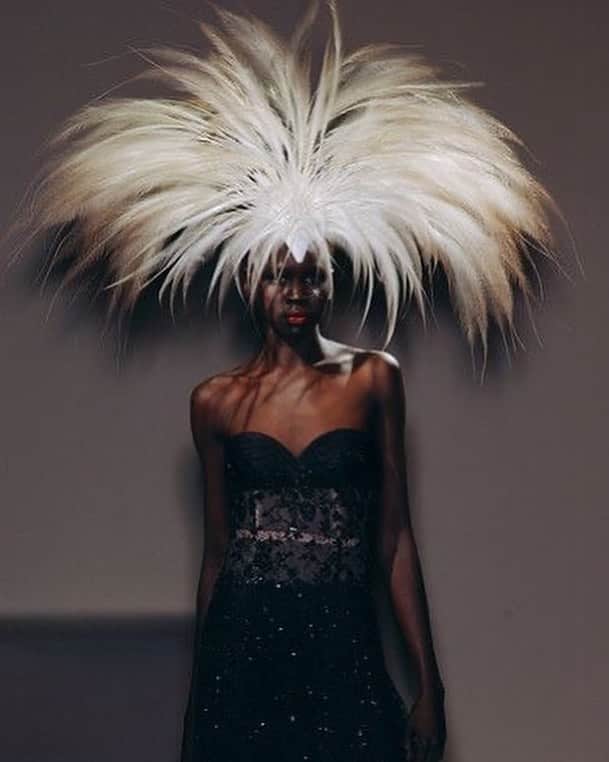 フィリップトレーシーさんのインスタグラム写真 - (フィリップトレーシーInstagram)「Alek Wek in a Philip Treacy hat.  #repost @theladyofthegoldrings #philiptreacy #fantasy #feathers #fantasyart #fabulous #fashion #style #feminine#occasion #instagood #love」12月3日 20時49分 - philiptreacy