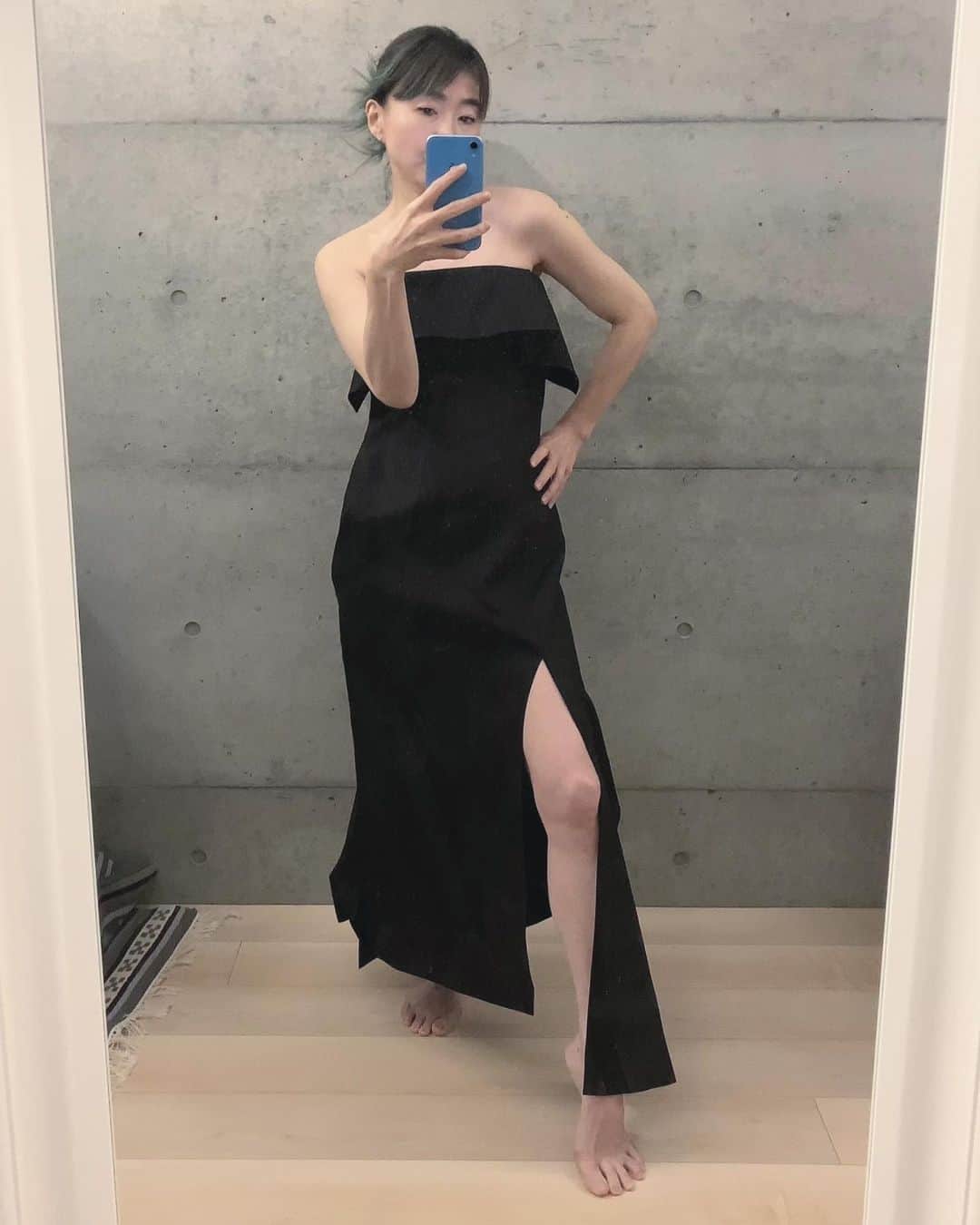のインスタグラム：「ネットで一目惚れして買ってから、長らく眠らせたままでした。いつ着て遊びに行けるのでしょうか...👗ランウェイでベラ・ハディッドが着てたやつです。  すごくシンプルに見えますが、よく見ると凝ったパターンで、中にはしっかりとコルセットが入ってて、美しいシルエットで着ることができます。  #dress #blackdress #lanvin」