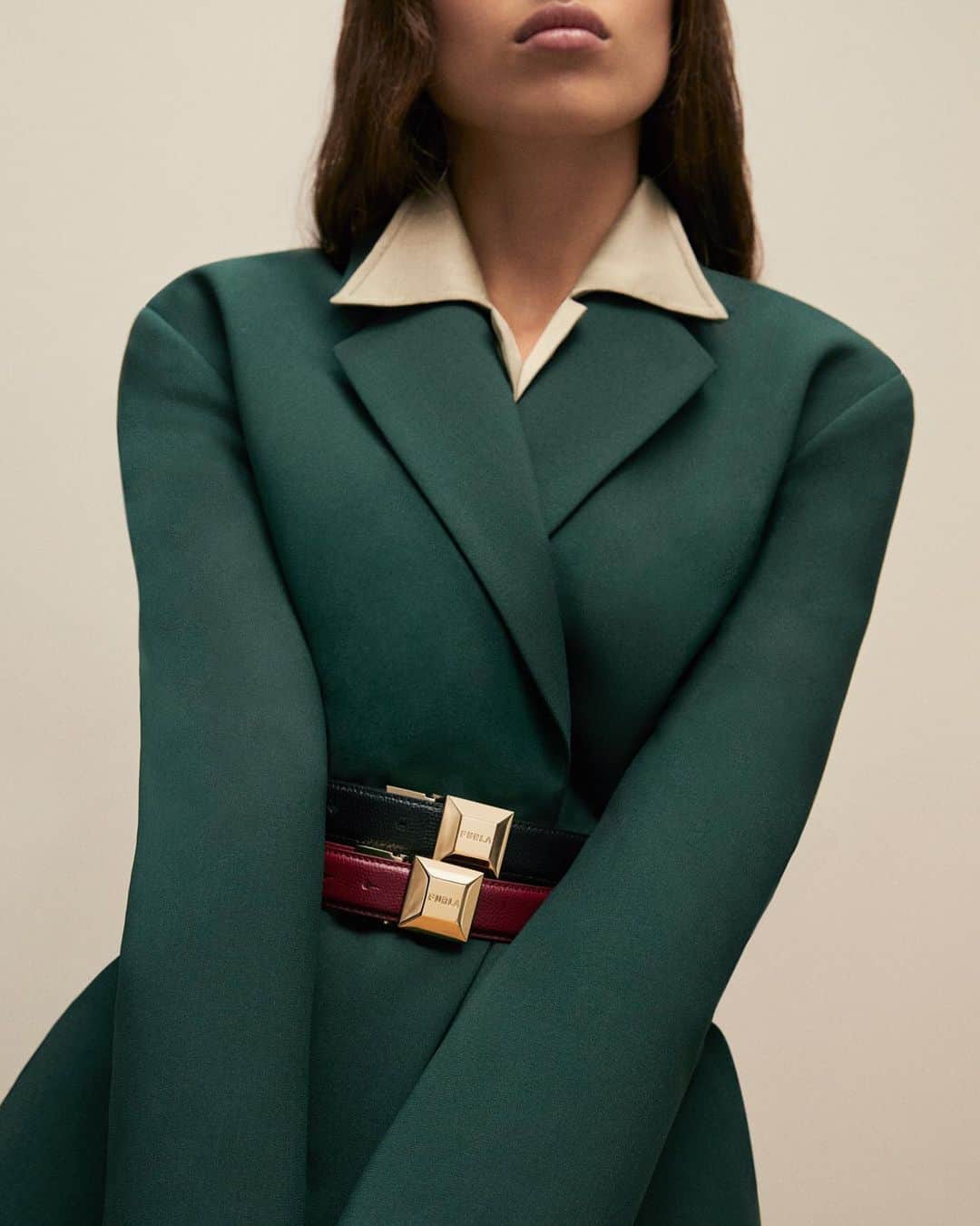 フルラのインスタグラム：「The belted coat look: how to style two. Furla Miss Mimì, nice and tight.   #thefurlasociety #furlafeeling #furlagift #newcollection #furla #accessories #fashion」