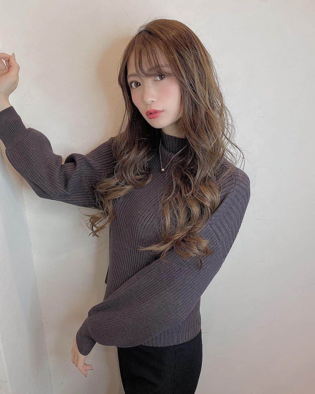 塩崎莉乃さんのインスタグラム写真 - (塩崎莉乃Instagram)「. 本日の　#撮影データ 📸💭 . . アプリで盛ってくれた🥺❤︎笑 . . 面白い人でずーーっと喋ってたから 時間経つの早すぎた。びっくり。 . ありがとうございました😭。 . . 今日やる事多すぎて切羽詰まってる〜〜 なんも用事進まん🙃 . ヤマト運輸のおじさんめちゃくちゃ良い人で 営業時間過ぎてるのに今から来てくれるらしい🥲 . 申し訳ない🥲🥲お菓子渡そ。笑 . . . . . . . . . . . . . . . . . . . . . . . #大阪駅 #ロングヘアアレンジ #ゆるふわ巻き  #スタジオ撮影 #一眼レフ #梅田 #撮影スタジオ  #ロングヘア #ヘアスタイル #抜け感ヘア #抜け感  #カラー #ヘアサロン #関西サロモ #サロンモデル #ロングヘア #巻き髪ロング #シースルーバング  #撮影モデル募集 #iphoneカメラ #撮影依頼募集中 #撮影 #サロンモデル #自然光撮影 #うざバング」12月3日 20時53分 - riinon