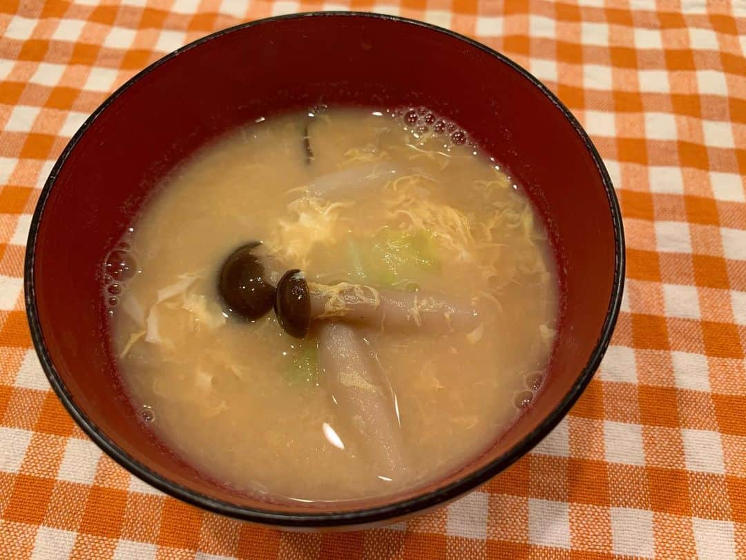 嶋梨夏さんのインスタグラム写真 - (嶋梨夏Instagram)「余り物だけのお味噌汁🥰野菜室にいつでもあるキャベツ・しめじ・玉ねぎをお味噌汁にしてとき卵も入れました😊💓見た目シンプルだけど、生姜や豆乳も入れたので味にコクもあって美味しかったです☺️✨✨✨ . . . . . #おうち時間 #stayhome #おうちごはん #自炊 #ごはん記録 #instafood #簡単ごはん #余り物 #お味噌汁 #味噌汁 #アラサー女子 #丸顔 #ボブ #ぷに子 #ぽっちゃり #photooftheday #JAPAN #japanesegirl #avex #avexmanagement #instagood #followme #シマリカご飯 #しまりか手乗りごはん #ricashima #嶋梨夏」12月3日 20時54分 - shimarica_jp