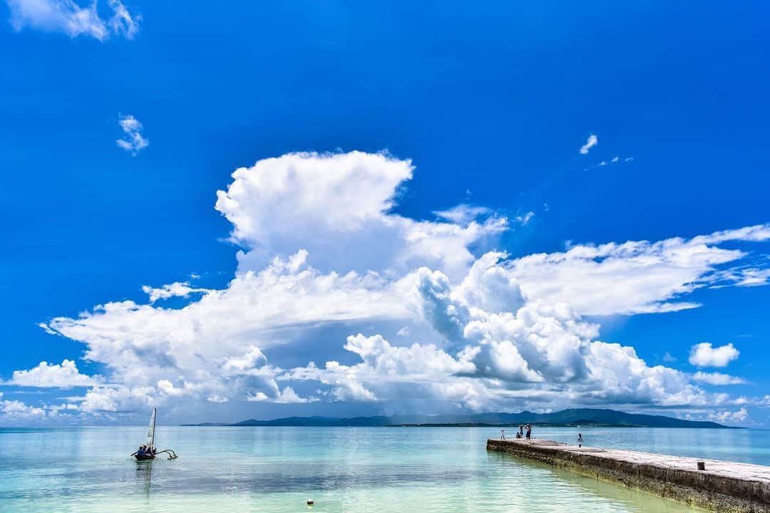 Syuuichi Yamadaさんのインスタグラム写真 - (Syuuichi YamadaInstagram)「夏の竹富島 海の向こうの西表島には 大きな入道雲が広がる」12月3日 21時03分 - yama_ok5