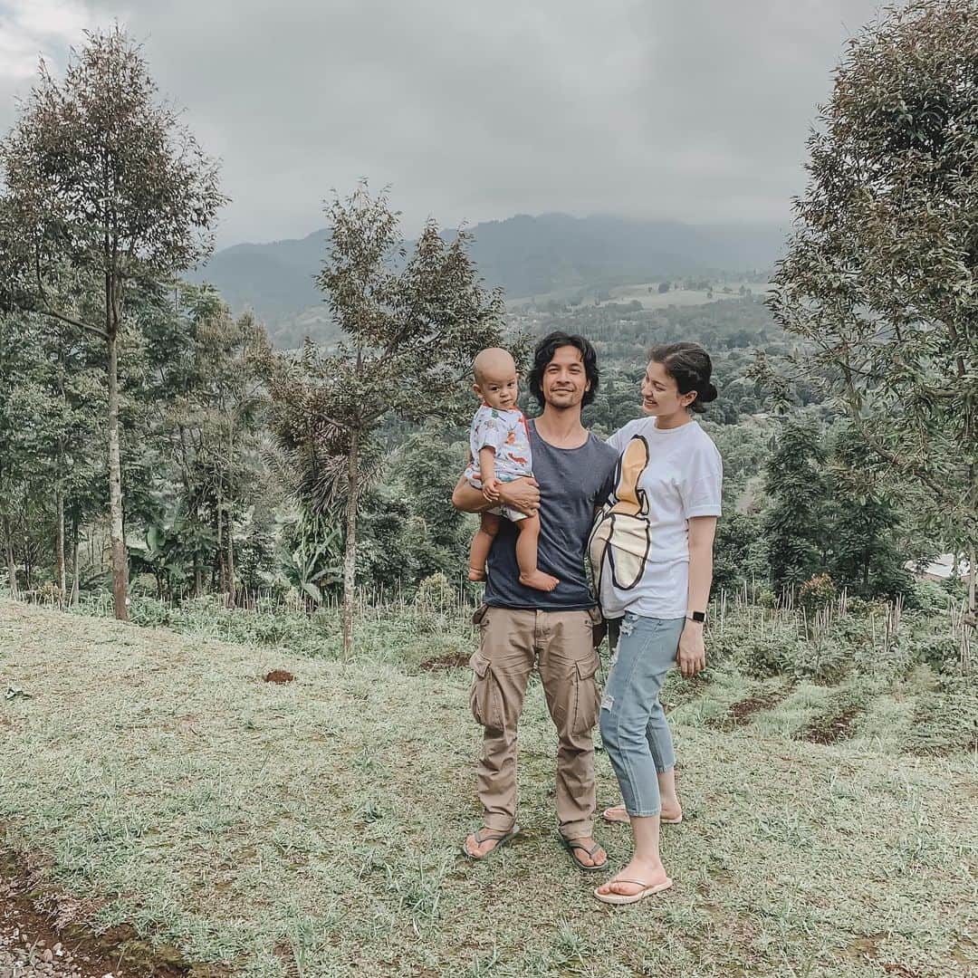 のインスタグラム：「Waktu menunggu kontraksi kemarin aku mencoba berbagi cara untuk ‘induksi natural’. Jalan-jalan naik bukit, makan yang pedas-pedas, dipijit, disayang suami @edward_akbar 😏😘... Ternyata baby Aisyah adik yang baik sekali dan ingin kakaknya bisa merayakan ulang tahun pertamanya dengan kedua orang tuanya. 🥰 Setelah lewat jam 12 malam dan hari ulang tahun Rayden selesai, akhirnya mulai juga kontraksi dengan sendirinya. 😅」