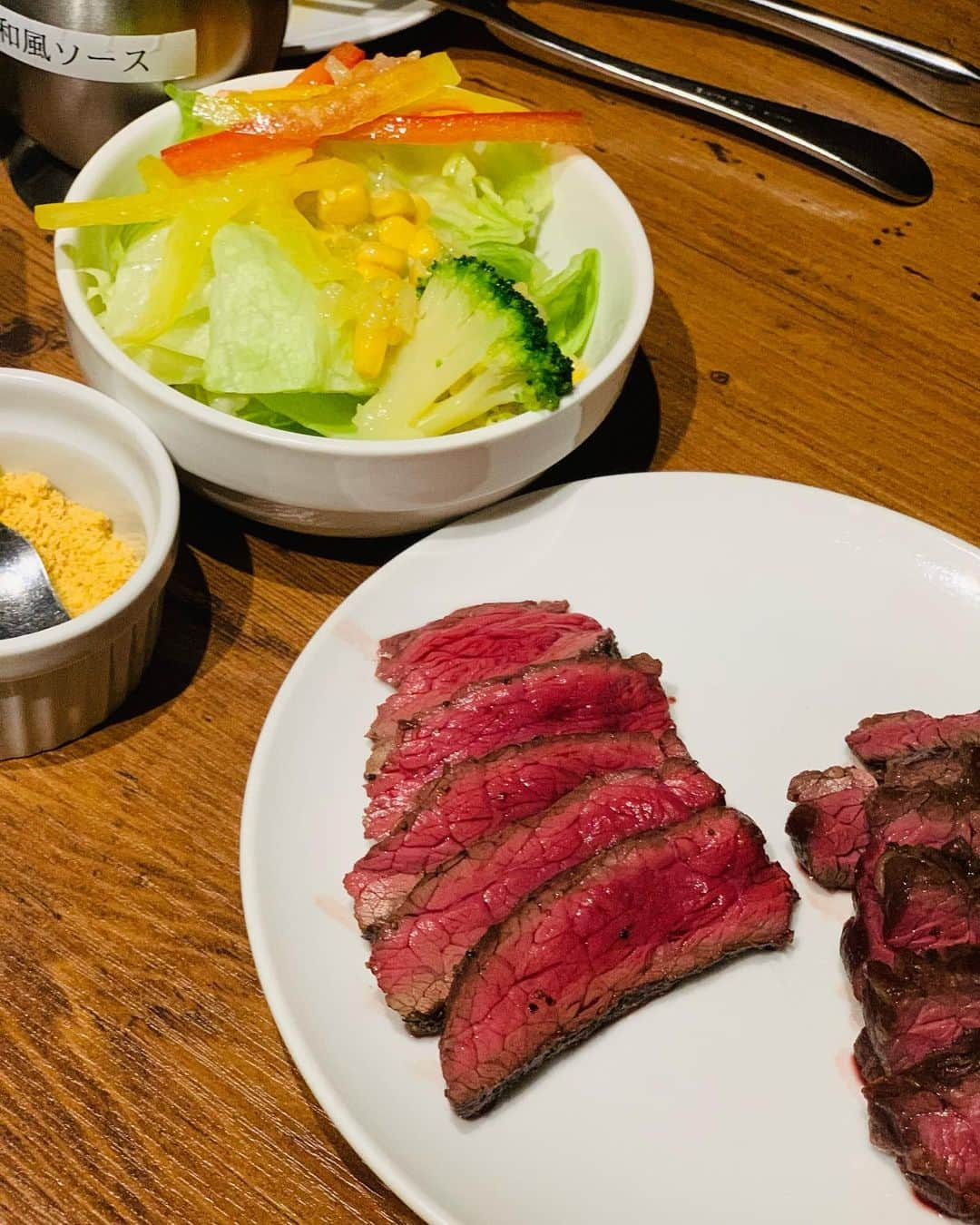 ミシェリマリコさんのインスタグラム写真 - (ミシェリマリコInstagram)「シュラスコ食べ放題🤩✨  * * みんなシュラスコって知ってるー？😳ブラジルのBBQみたいな感じなんだけど、焼きたてのお肉を席まで持ってきてその場で切ってくれるの🥺✨  今回私が行ったのは名古屋の @carioca_nagoya さん🎶　あのラモス・ルイさん @ruyramos10official さんがアドバイザーをしているお店なの🥺✨  今回私が食べたのはプレミアムコース(5500円税別)＋飲み放題プラン⭐️なんとステーキ🥩食べ放題と言う贅沢プラン🥺💕きゅん 肉食なわたしにはたまりません🤤  他にもサイドメニューが食べ放題、デザートのブラジルプリンも食べ放題だよ🍮 ブラジルプリンは私がデザートの中で最も愛してやまないもの🥺 プリンお持ち帰りもできるから食べすぎたーって人や美味しかったから家族に食べさせてあげたい！って方は是非💕  今回写真は載せれなかったけど、焼きパイナップルは絶品😍 行ったら絶対たべて！！  他にも、記念日やお誕生日のサプライズ🎂などできちゃうよ🎶 お皿に似顔絵や好きなアニメの絵を描いてくれるの💕 記念日にもってこい😏✨  住所は  愛知県名古屋市中村区名駅４丁目１７−１８ 茗荷ビル 2階  ＪＲ 名古屋駅・地下鉄東山線 名古屋駅 徒歩5分/地下鉄桜通線国際センター駅 徒歩30秒🎶  ランチも営業してるよん🎶  #カリオカ #カリオカ名古屋 #carioca #ラモス瑠偉 #ラモス #シュラスコ #名古屋シュラスコ #シュラスコ食べ放題 #ステーキ食べ放題 #肉食女子会  #名古屋グルメ #ブラジル料理 #ブラジルプリン #絶品プリン #ハーフ #ハーフ顔 #ハーフメイク #カラコン #ブラウンカラコン #グレーニット #ママコーデ #ハーフ会」12月3日 21時04分 - michellymariko