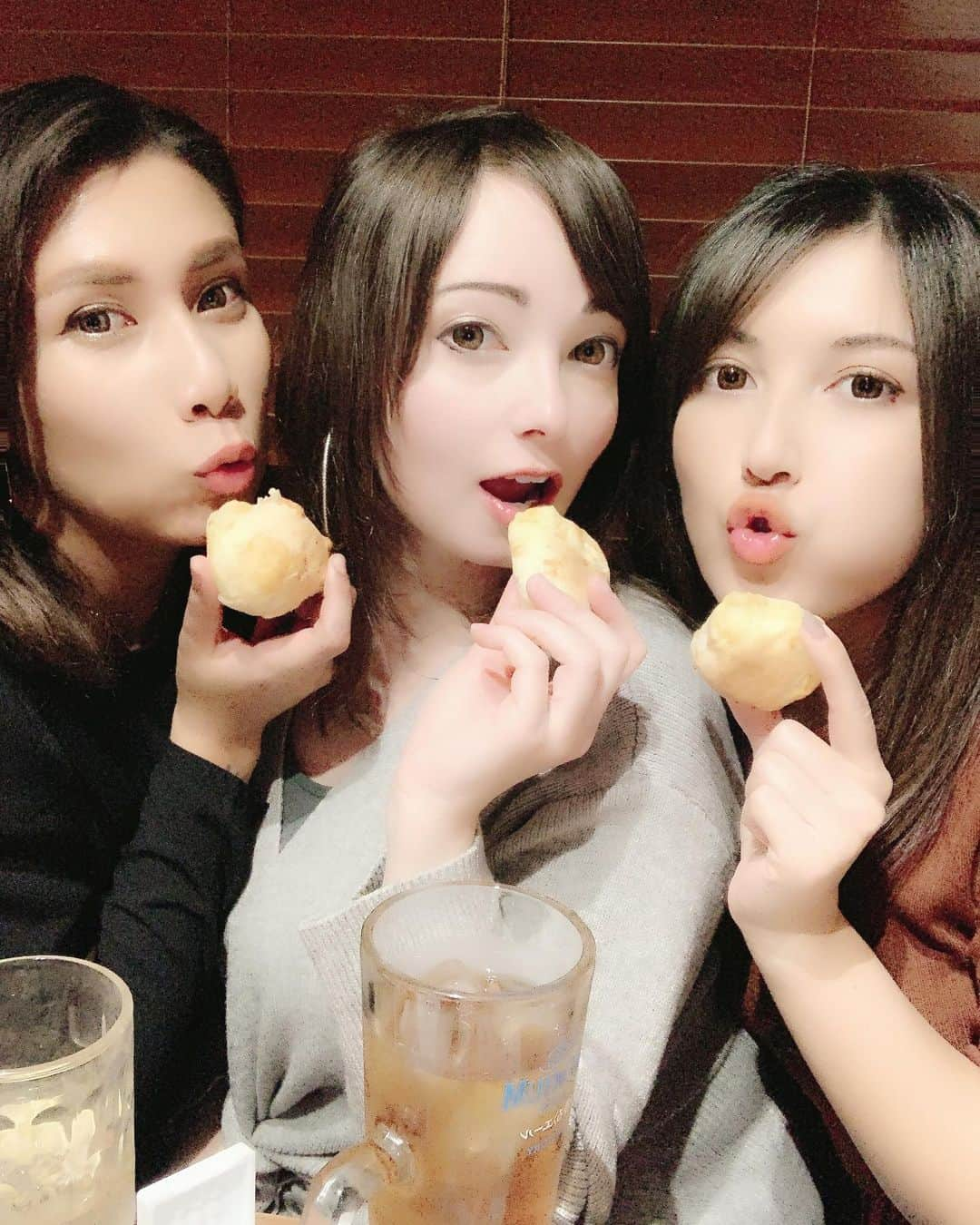 ミシェリマリコさんのインスタグラム写真 - (ミシェリマリコInstagram)「シュラスコ食べ放題🤩✨  * * みんなシュラスコって知ってるー？😳ブラジルのBBQみたいな感じなんだけど、焼きたてのお肉を席まで持ってきてその場で切ってくれるの🥺✨  今回私が行ったのは名古屋の @carioca_nagoya さん🎶　あのラモス・ルイさん @ruyramos10official さんがアドバイザーをしているお店なの🥺✨  今回私が食べたのはプレミアムコース(5500円税別)＋飲み放題プラン⭐️なんとステーキ🥩食べ放題と言う贅沢プラン🥺💕きゅん 肉食なわたしにはたまりません🤤  他にもサイドメニューが食べ放題、デザートのブラジルプリンも食べ放題だよ🍮 ブラジルプリンは私がデザートの中で最も愛してやまないもの🥺 プリンお持ち帰りもできるから食べすぎたーって人や美味しかったから家族に食べさせてあげたい！って方は是非💕  今回写真は載せれなかったけど、焼きパイナップルは絶品😍 行ったら絶対たべて！！  他にも、記念日やお誕生日のサプライズ🎂などできちゃうよ🎶 お皿に似顔絵や好きなアニメの絵を描いてくれるの💕 記念日にもってこい😏✨  住所は  愛知県名古屋市中村区名駅４丁目１７−１８ 茗荷ビル 2階  ＪＲ 名古屋駅・地下鉄東山線 名古屋駅 徒歩5分/地下鉄桜通線国際センター駅 徒歩30秒🎶  ランチも営業してるよん🎶  #カリオカ #カリオカ名古屋 #carioca #ラモス瑠偉 #ラモス #シュラスコ #名古屋シュラスコ #シュラスコ食べ放題 #ステーキ食べ放題 #肉食女子会  #名古屋グルメ #ブラジル料理 #ブラジルプリン #絶品プリン #ハーフ #ハーフ顔 #ハーフメイク #カラコン #ブラウンカラコン #グレーニット #ママコーデ #ハーフ会」12月3日 21時04分 - michellymariko