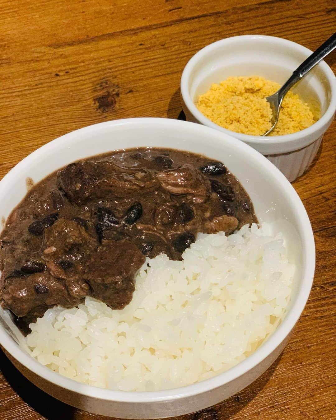 ミシェリマリコさんのインスタグラム写真 - (ミシェリマリコInstagram)「シュラスコ食べ放題🤩✨  * * みんなシュラスコって知ってるー？😳ブラジルのBBQみたいな感じなんだけど、焼きたてのお肉を席まで持ってきてその場で切ってくれるの🥺✨  今回私が行ったのは名古屋の @carioca_nagoya さん🎶　あのラモス・ルイさん @ruyramos10official さんがアドバイザーをしているお店なの🥺✨  今回私が食べたのはプレミアムコース(5500円税別)＋飲み放題プラン⭐️なんとステーキ🥩食べ放題と言う贅沢プラン🥺💕きゅん 肉食なわたしにはたまりません🤤  他にもサイドメニューが食べ放題、デザートのブラジルプリンも食べ放題だよ🍮 ブラジルプリンは私がデザートの中で最も愛してやまないもの🥺 プリンお持ち帰りもできるから食べすぎたーって人や美味しかったから家族に食べさせてあげたい！って方は是非💕  今回写真は載せれなかったけど、焼きパイナップルは絶品😍 行ったら絶対たべて！！  他にも、記念日やお誕生日のサプライズ🎂などできちゃうよ🎶 お皿に似顔絵や好きなアニメの絵を描いてくれるの💕 記念日にもってこい😏✨  住所は  愛知県名古屋市中村区名駅４丁目１７−１８ 茗荷ビル 2階  ＪＲ 名古屋駅・地下鉄東山線 名古屋駅 徒歩5分/地下鉄桜通線国際センター駅 徒歩30秒🎶  ランチも営業してるよん🎶  #カリオカ #カリオカ名古屋 #carioca #ラモス瑠偉 #ラモス #シュラスコ #名古屋シュラスコ #シュラスコ食べ放題 #ステーキ食べ放題 #肉食女子会  #名古屋グルメ #ブラジル料理 #ブラジルプリン #絶品プリン #ハーフ #ハーフ顔 #ハーフメイク #カラコン #ブラウンカラコン #グレーニット #ママコーデ #ハーフ会」12月3日 21時04分 - michellymariko