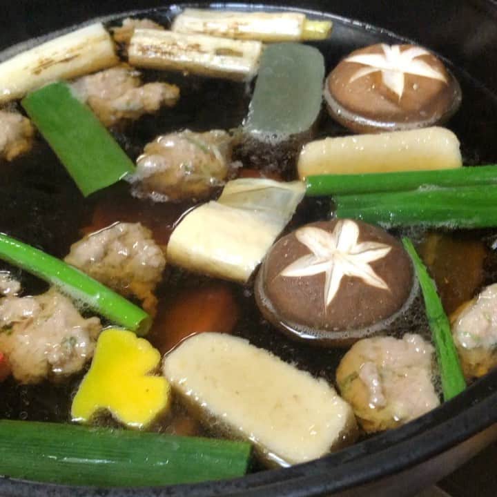 金剛地武志のインスタグラム：「WEB動画のナレーションを担当している「うおまんデリバリー」から京鴨と九条葱鍋が届いた！ 前日に料理人が準備して指定した日に重箱に風呂敷包のチルドで届く、鴨と葱だけじゃなくて鴨つくねにお麩とか湯葉とか具材全部入っててネギもお揚げも焦がしてあったりして、ただの鍋セットではない感。完璧なお店の味で量もたっぷり、満腹です。おいしかった。熱燗でオススメ。  https://uoman.shopselect.net/blog/2020/11/17/174019」