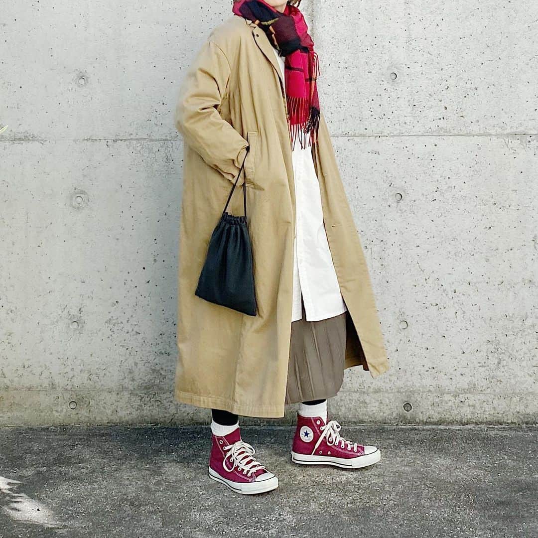 ryokoのインスタグラム：「▪︎ . ビッグシャツにはオーバーコート🧥 . . . coat #harvesty shirt #kapital skirt #uniqlo stole #johnstons  shoes #converse  bag #era_goods」