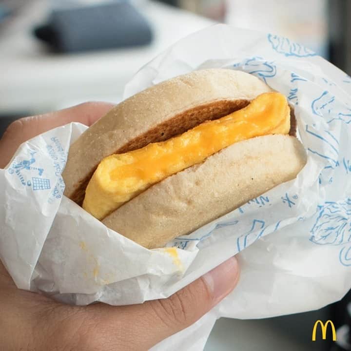 McDonald's Philippinesのインスタグラム：「Craving for some cheesy and fluffy goodness? All these in one bite with McDo's Cheesy Eggdesal! 🌤 Order for breakfast via Dine-In, Take Out, Drive-Thru, or via McDelivery.」