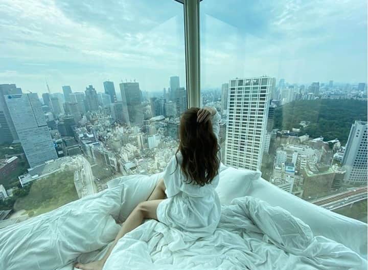 のインスタグラム：「雲の上にいるような感覚を味わえる、コーナールーム。   Go To スイート  https://www.princehotels.co.jp/kioicho/plan/go-to-suite/  In our corner rooms you can feel as if you are sitting on a cloud... to stay, click to our "Go To Suite"  https://www.princehotels.co.jp/kioicho/plan/go-to-suite/   Photo by @mami_insta  Share your own images with us by tagging @princegallerytokyokioicho  ————————————————————— #luxuryhotels #theluxurycollection #princehotels #akasaka #tokyo #visittokyo #tokyo2020 #東京2020 #tokyohotel #東京 #赤坂見附 #marriott #bonvoy #tokyoroom #gototravel #suiteroom #staycation」