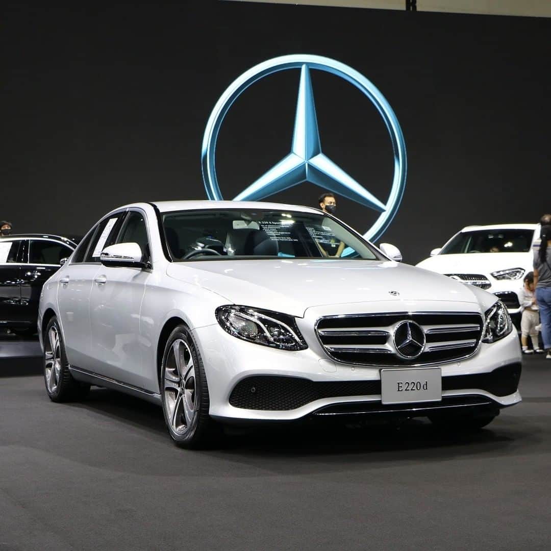 Mercedes-Benz Thailandさんのインスタグラム写真 - (Mercedes-Benz ThailandInstagram)「ช่วงเวลาที่ดีที่สุดสำหรับคุณที่จะได้ครอบครองรถยนต์ Mercedes-Benz และ Mercedes-AMG หลากหลายรุ่น พร้อมรับข้อเสนอสุดพิเศษ Motor Expo 2020   * เมื่อซื้อและรับมอบรถยนต์เมอร์เซเดส-เบนซ์ และเมอร์เซเดส-เอเอ็มจีรุ่นที่ร่วมรายการ ตั้งแต่วันที่ 4 พฤศจิกายน 2563 - 31 ธันวาคม 2563 รับฟรี iPhone 12 มูลค่ารวม 32,000 บาท (จำนวน 1 เครื่อง/ รถยนต์ 1 คัน) ที่ผู้จำหน่ายเมอร์เซเดส-เบนซ์ และเมอร์เซเดส-เอเอ็มจี อย่างเป็นทางการทั่วประเทศ  *เงื่อนไขเป็นไปตามบริษัทฯ กำหนด คลิกข้อมูลเพิ่มเติมได้ที่ http://mb4.me/promotions2020  ติดตามความเคลื่อนไหวของเมอร์เซเดส-เบนซ์ ก่อนใครได้ที่ LINE Official Account @ mercedesbenzth http://mb4.me/MBTHLINE  แล้วพบกันที่งาน Thailand International Motor Expo 2020 วันที่ 2 ธ.ค. 2563 – 13 ธ.ค. 2563 ณ อิมแพ็ค ชาเลนเจอร์ ฮอลล์ 1 เมืองทองธานี จันทร์ – ศุกร์ 12:00 – 22:00 น. เสาร์ – อาทิตย์ และวันหยุดนักขัตฤกษ์ 11:00 – 22:00 น.  #BeFearless #MotorExpo2020 #MercedesBenz #MercedesBenzThailand」12月3日 21時00分 - mercedesbenzthailand