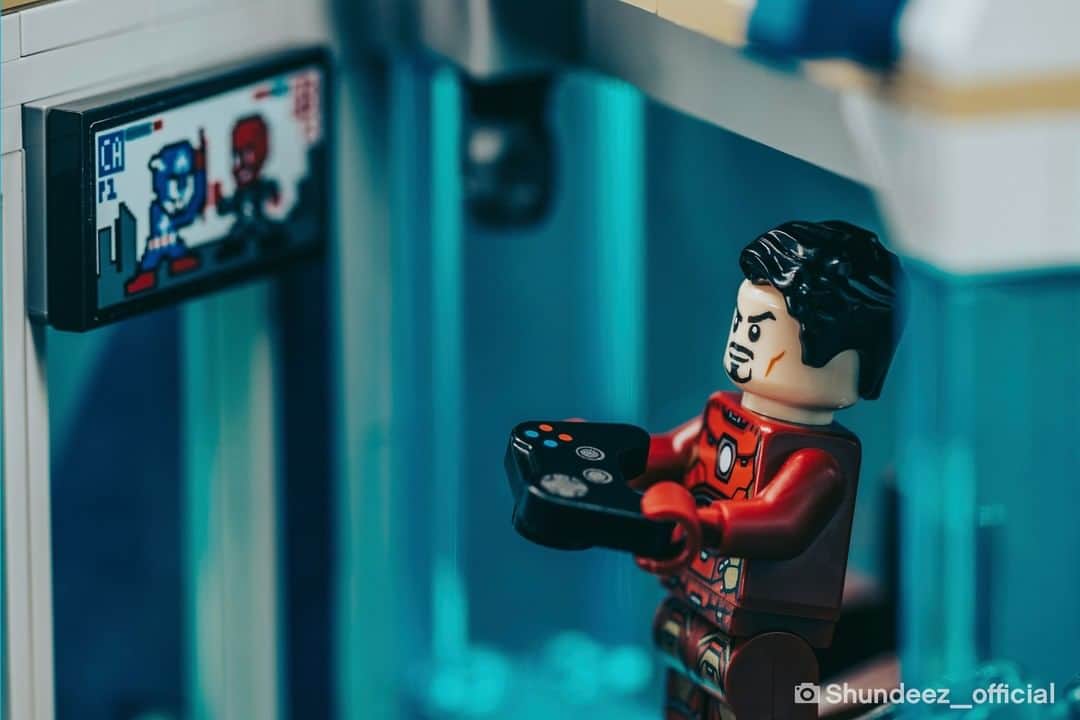 LEGOさんのインスタグラム写真 - (LEGOInstagram)「Heroes, villains and a spectacular headquarters. The battle for Avengers Tower is on. #LEGOMarvel 📸 @shundeez_official  and @minifiguresadventures  from @brickcentral @marvel」12月3日 21時00分 - lego