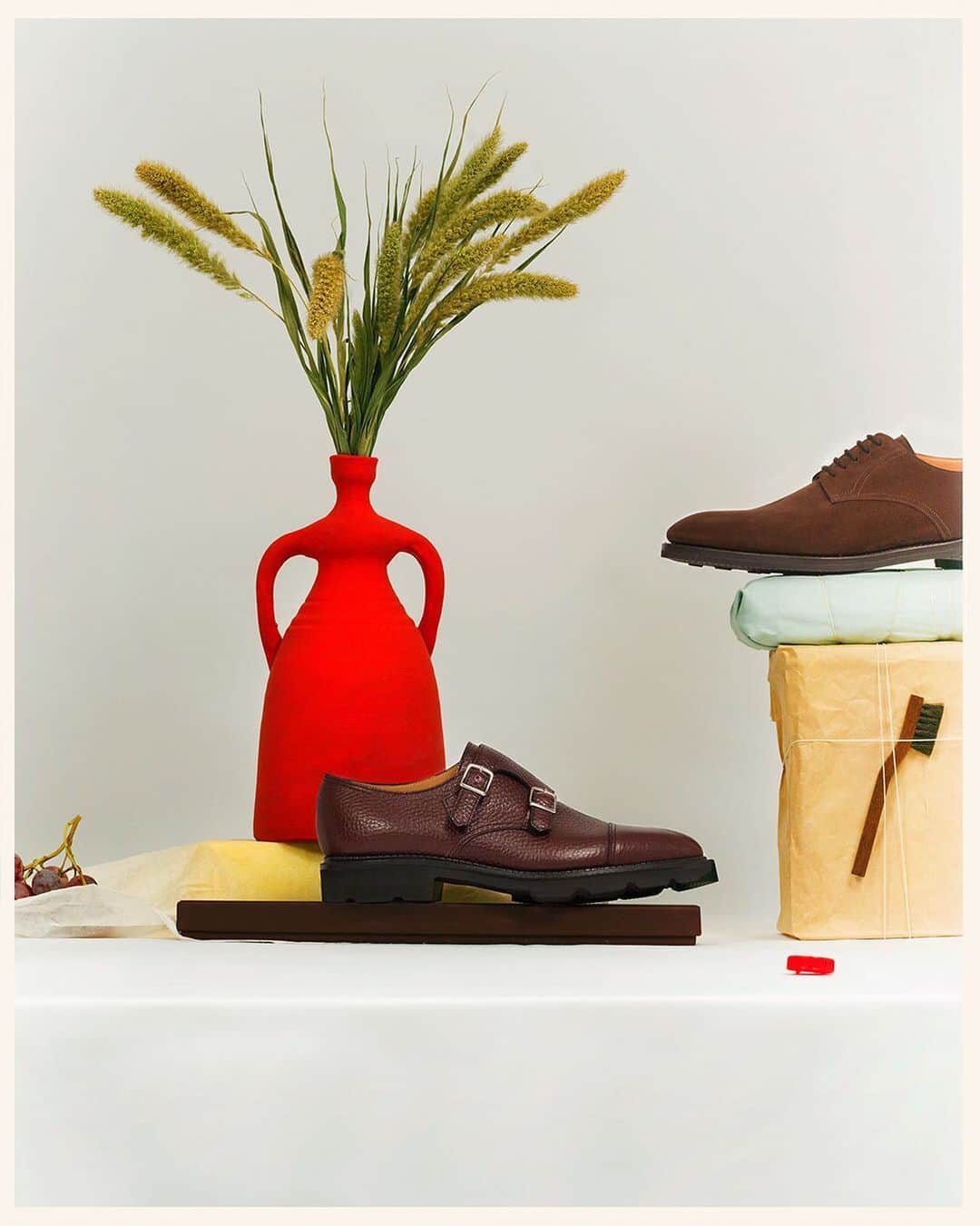 ジョンロブのインスタグラム：「Celebrate this festive season with the gift of craftsmanship and formidable style. . #johnlobb @lejartanaick」