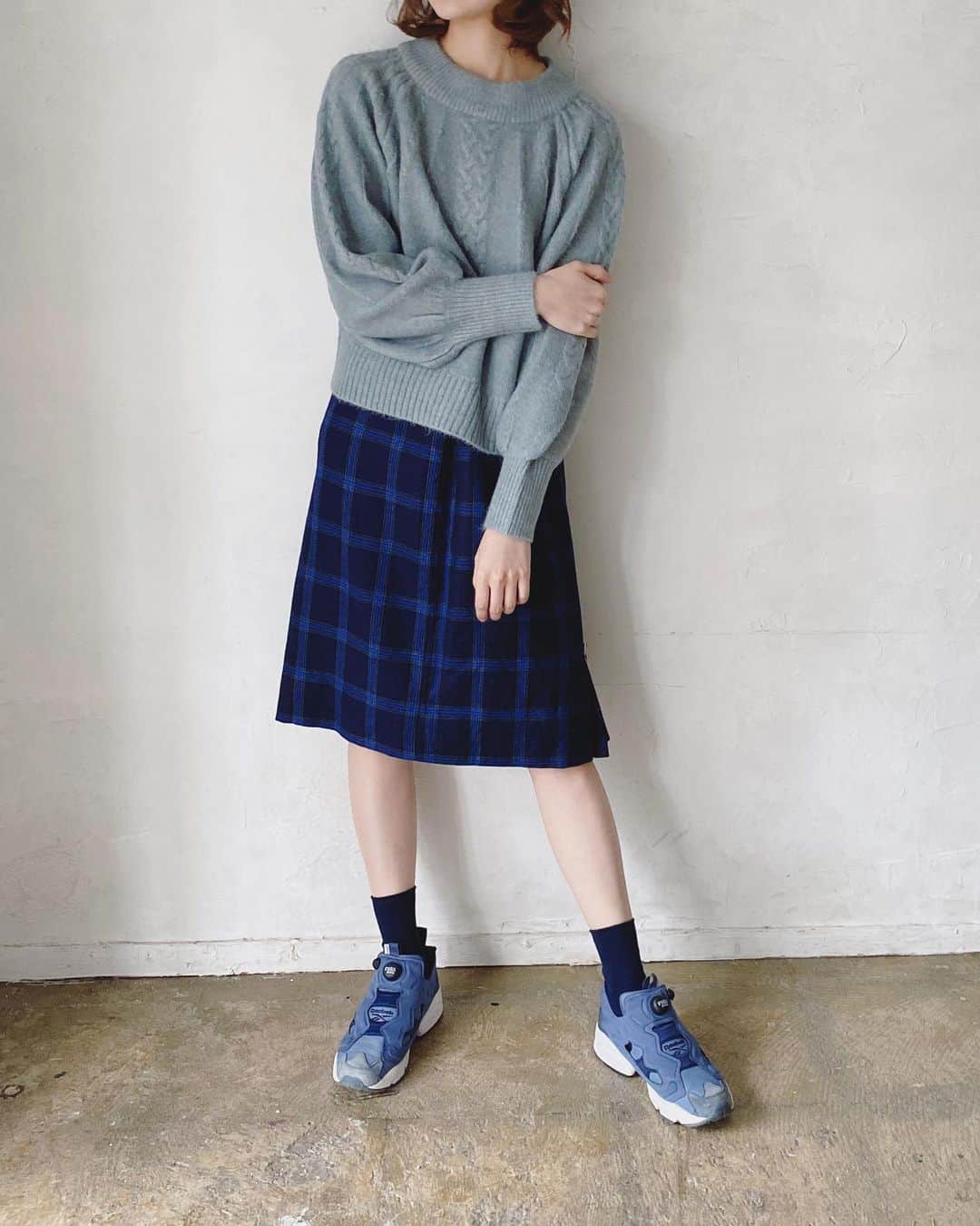村田倫子さんのインスタグラム写真 - (村田倫子Instagram)「青がだいすきまん。🐬🐬🐬 @idem__official のニットは だいすきすぎて、よく着がち。 くすみブルーっていいよね。  #りんこーで #idem_idea」12月3日 21時03分 - rinco1023