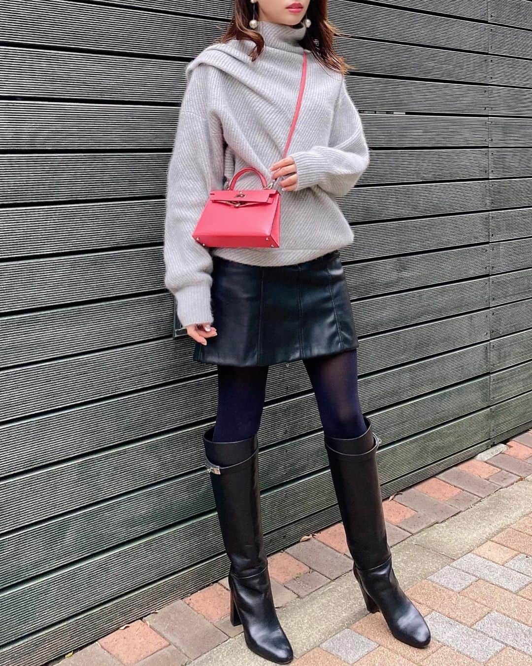 冨張愛さんのインスタグラム写真 - (冨張愛Instagram)「ELE STOLYOFのknit. 片方だけタックの入ったニュアンスネックがたまらなく可愛い。プレスルームでも見る度 エレガントで素敵なお洋服の数々に見惚れてしまうブランドさんなのです...☺️🥀 ニットはロングスカートとも合わせて着たいな〜💭 * knit ... #elestolyof @ele_stolyof  skirt ... #zara @zara  shoes ... #hermes @hermes  #instagood #coordinate #ootd #outfit #fashion #instafashion #meg_ootd #코디네이트 #패션 #카메라 #コーディネート #コーデ #ファッション #今日のコーデ #今日の服 #157cmコーデ #エレストリオフ」12月3日 21時13分 - megumitomihari