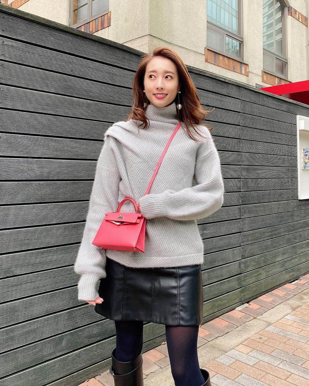 冨張愛さんのインスタグラム写真 - (冨張愛Instagram)「ELE STOLYOFのknit. 片方だけタックの入ったニュアンスネックがたまらなく可愛い。プレスルームでも見る度 エレガントで素敵なお洋服の数々に見惚れてしまうブランドさんなのです...☺️🥀 ニットはロングスカートとも合わせて着たいな〜💭 * knit ... #elestolyof @ele_stolyof  skirt ... #zara @zara  shoes ... #hermes @hermes  #instagood #coordinate #ootd #outfit #fashion #instafashion #meg_ootd #코디네이트 #패션 #카메라 #コーディネート #コーデ #ファッション #今日のコーデ #今日の服 #157cmコーデ #エレストリオフ」12月3日 21時13分 - megumitomihari