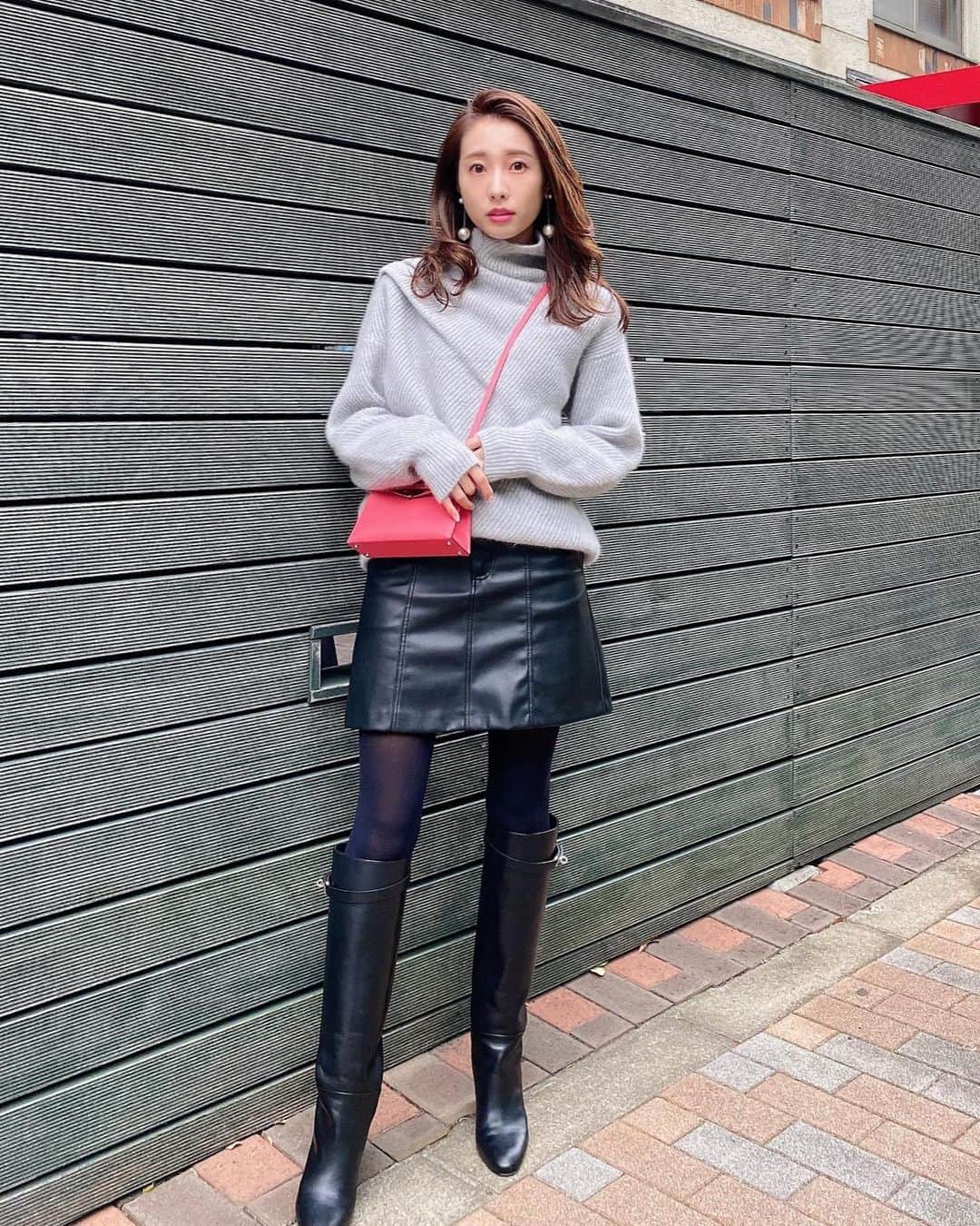 冨張愛さんのインスタグラム写真 - (冨張愛Instagram)「ELE STOLYOFのknit. 片方だけタックの入ったニュアンスネックがたまらなく可愛い。プレスルームでも見る度 エレガントで素敵なお洋服の数々に見惚れてしまうブランドさんなのです...☺️🥀 ニットはロングスカートとも合わせて着たいな〜💭 * knit ... #elestolyof @ele_stolyof  skirt ... #zara @zara  shoes ... #hermes @hermes  #instagood #coordinate #ootd #outfit #fashion #instafashion #meg_ootd #코디네이트 #패션 #카메라 #コーディネート #コーデ #ファッション #今日のコーデ #今日の服 #157cmコーデ #エレストリオフ」12月3日 21時13分 - megumitomihari