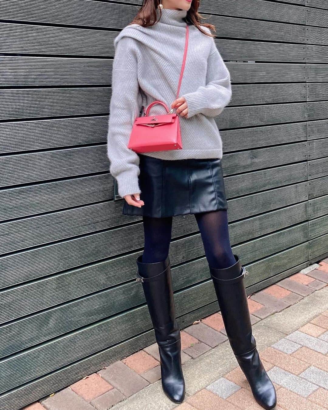 冨張愛さんのインスタグラム写真 - (冨張愛Instagram)「ELE STOLYOFのknit. 片方だけタックの入ったニュアンスネックがたまらなく可愛い。プレスルームでも見る度 エレガントで素敵なお洋服の数々に見惚れてしまうブランドさんなのです...☺️🥀 ニットはロングスカートとも合わせて着たいな〜💭 * knit ... #elestolyof @ele_stolyof  skirt ... #zara @zara  shoes ... #hermes @hermes  #instagood #coordinate #ootd #outfit #fashion #instafashion #meg_ootd #코디네이트 #패션 #카메라 #コーディネート #コーデ #ファッション #今日のコーデ #今日の服 #157cmコーデ #エレストリオフ」12月3日 21時13分 - megumitomihari