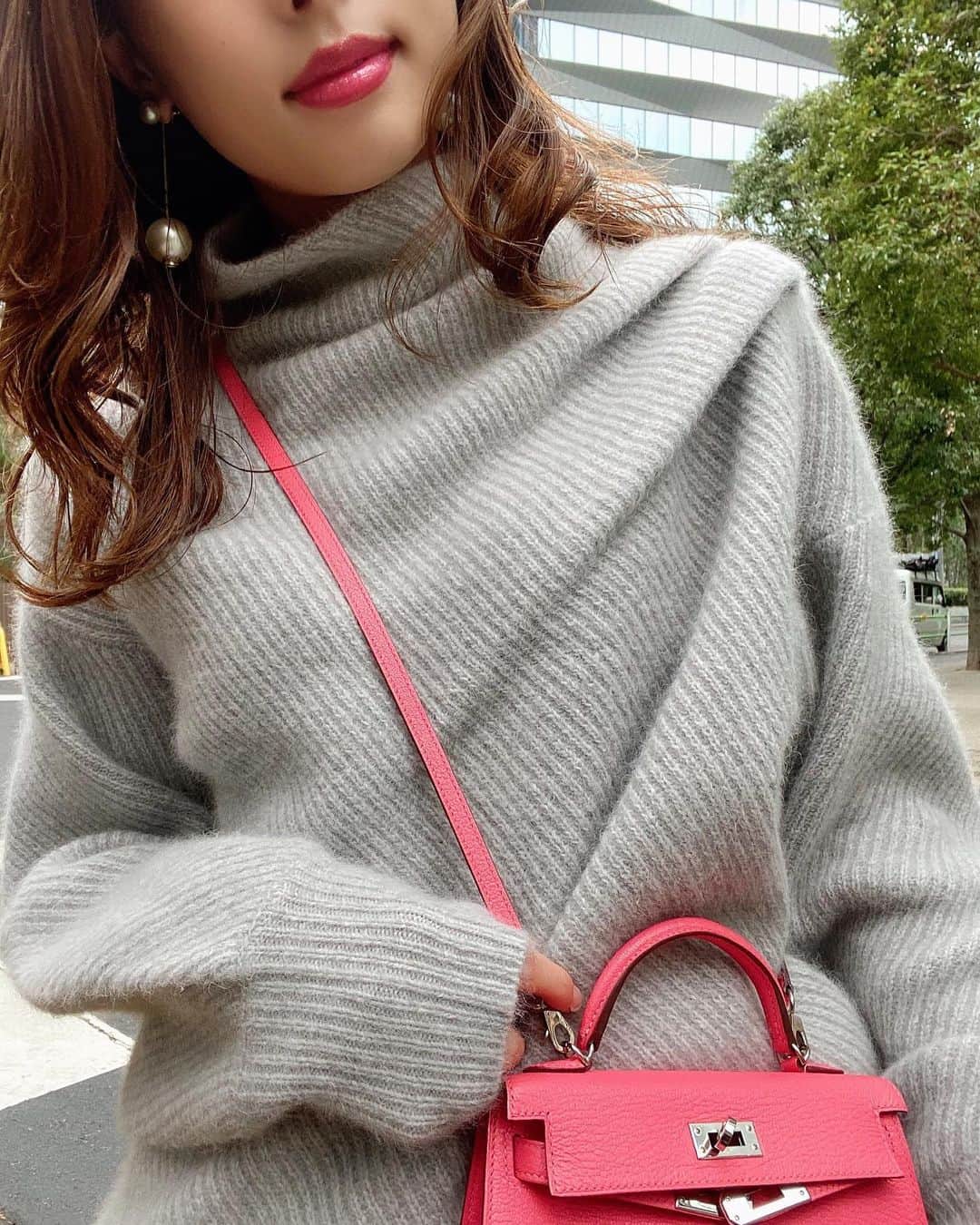 冨張愛さんのインスタグラム写真 - (冨張愛Instagram)「ELE STOLYOFのknit. 片方だけタックの入ったニュアンスネックがたまらなく可愛い。プレスルームでも見る度 エレガントで素敵なお洋服の数々に見惚れてしまうブランドさんなのです...☺️🥀 ニットはロングスカートとも合わせて着たいな〜💭 * knit ... #elestolyof @ele_stolyof  skirt ... #zara @zara  shoes ... #hermes @hermes  #instagood #coordinate #ootd #outfit #fashion #instafashion #meg_ootd #코디네이트 #패션 #카메라 #コーディネート #コーデ #ファッション #今日のコーデ #今日の服 #157cmコーデ #エレストリオフ」12月3日 21時13分 - megumitomihari