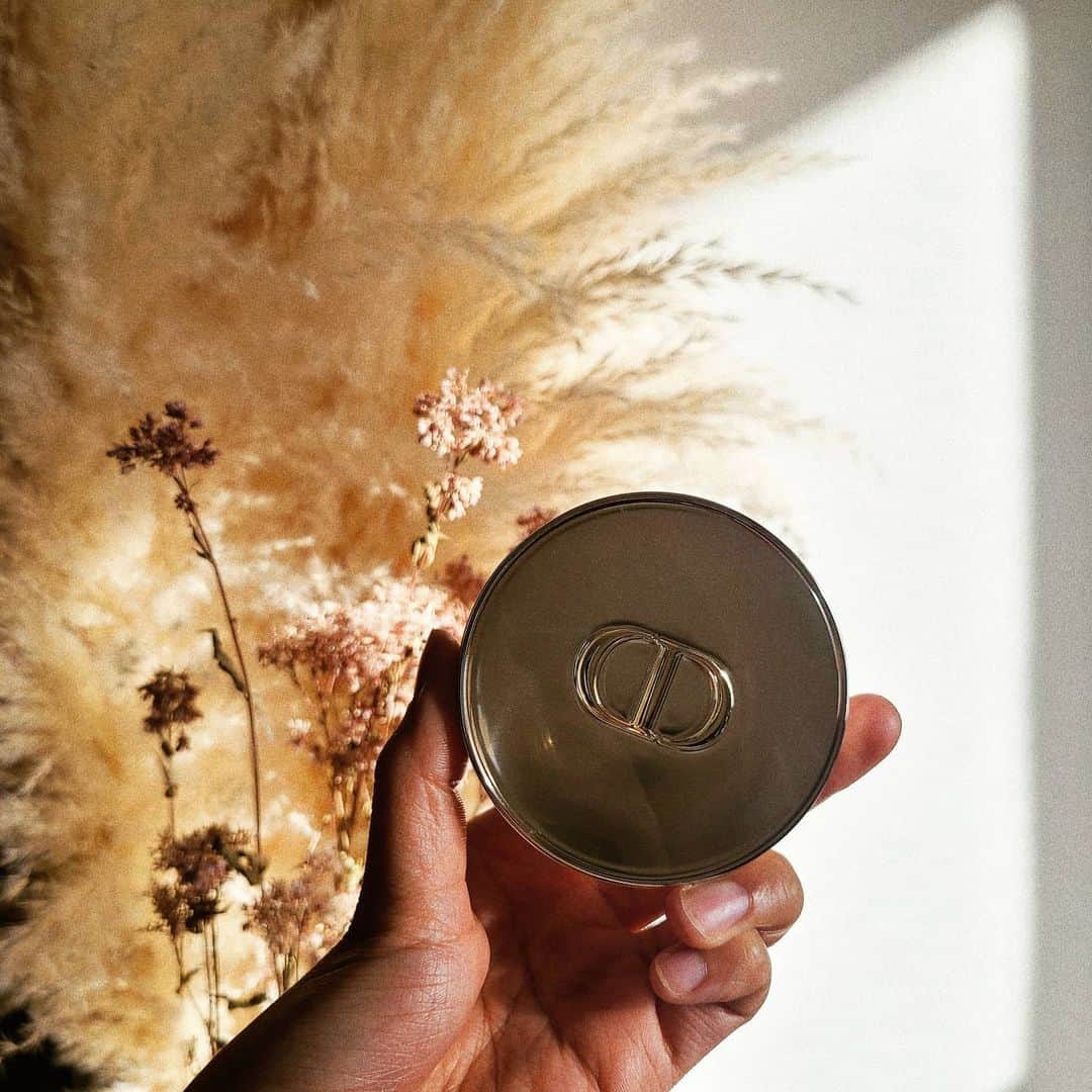Lisaのインスタグラム：「. Diorで働いてる友人にオススメしてもらって から使い始めてすごく良くて。。 でもちょっと高いから他に浮気して 色々ファンデ使ってもやっぱり 絶対これに戻ってくる。。 これを超えるファンデがない。。 . Diorのプレステージのクッションファンデ🌹🌹 . ちょっと値段は可愛くないんだけど ほんとにこれ使った日肌綺麗だねって 言われる率が高いし、ツヤが凄い🥺👏🏻 だいたいこれ使った日は今日肌の調子 いいって思う🥺🥺💓 私の肌にすごく合うみたい🙆🏼‍♀️ . ずっと使ってくファンデだと思ってます💄🌹 教えてくれただいちゃんありがとう❤ #Dior#diormakeup#dior💄 #クッションファンデ#ファンデ#メイク」