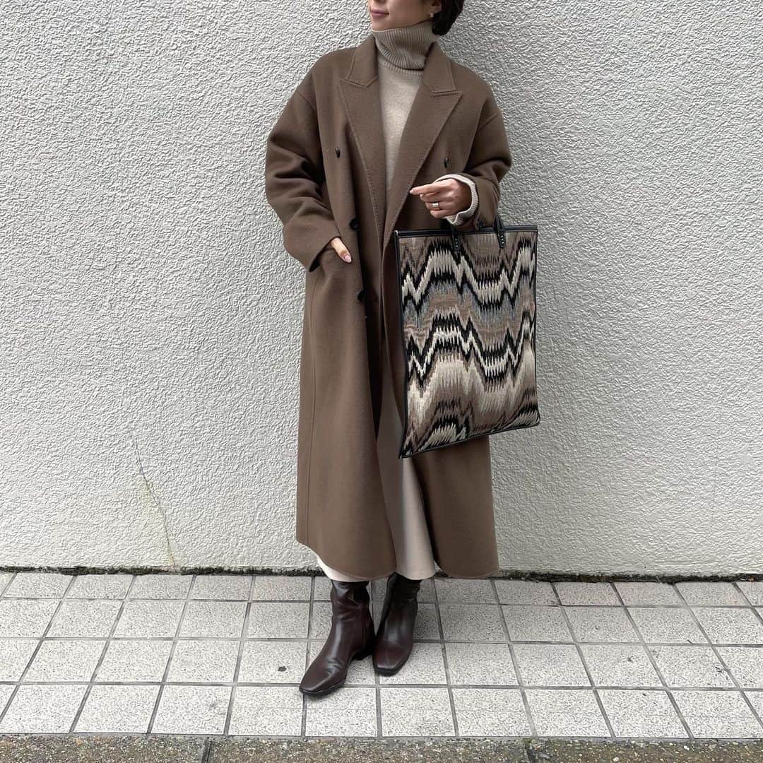 のインスタグラム：「・ 今年の大本命のコート🧥 カシミア100%のコート♥︎ この軽さ、暖かさを知ってしまったら後には戻れない🙄✨ そしてこのクオリティーを驚きのプライスで‼︎ 明日ついにオンライン販売START♥︎ ・ 後今年挑戦したかった太すぎず細すぎずなロングブーツ✨ 探しに探して #dholic にたどり着いた🥺 ・ ・ coat: @na.e_official bag: #avacation shoes: @dholic_official (987532) ・ ・ #fashion#coordinate#ootd#outfitoftheday#outfit#locari#mineby3ootd#woomy#dholicAmbassador#153cm#大人カジュアル#冬コート#カシミアコート#ロングブーツ#ブーツ#きれいめカジュアル#ママコーデ#おちびコーデ」