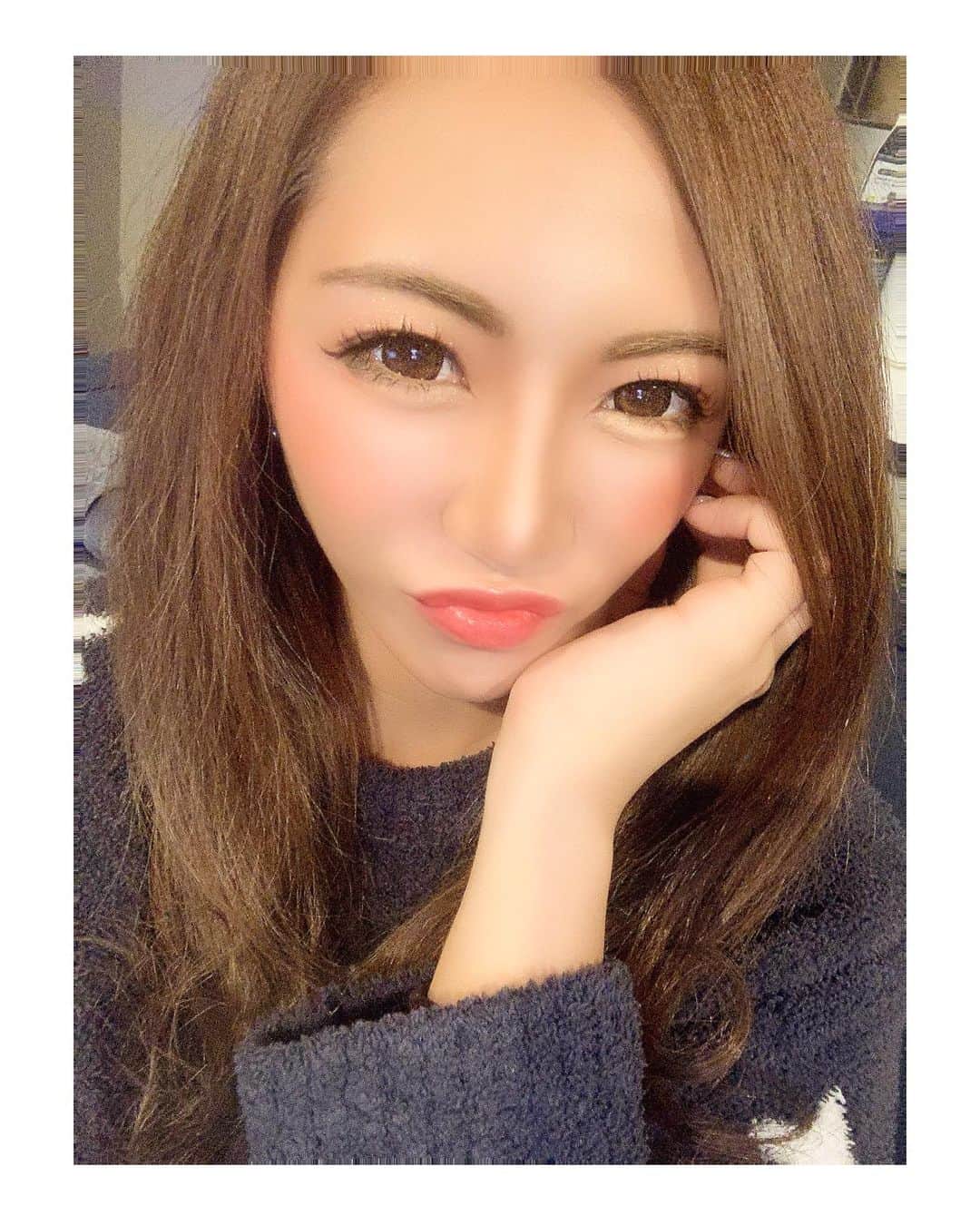 藤咲美由のインスタグラム：「顔をキメキメにするの疲れたお話サ😴🦖💜💜  くしゃりくしゃり🦭🦭🦭💘」