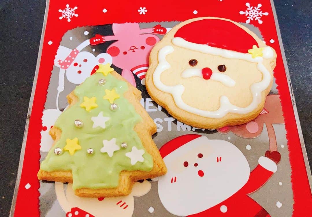 大河原あゆみのインスタグラム：「‎みてみて〜❤️  ‎できたよ〜！！  ‎手作りアイシングクッキー٩(๑❛ᴗ❛๑)۶  娘とクリスマスクッキー作りました✨🎄✨  DEAN＆DELUCAの手作りセットが優秀でかわいい❤️  クッキーから綺麗に焼く自信はありません⛄️笑 ・ #アイシングクッキー #クリスマスクッキー #クッキー　#クリスマス #サンタクッキー #クリスマスツリークッキー #deananddeluca」