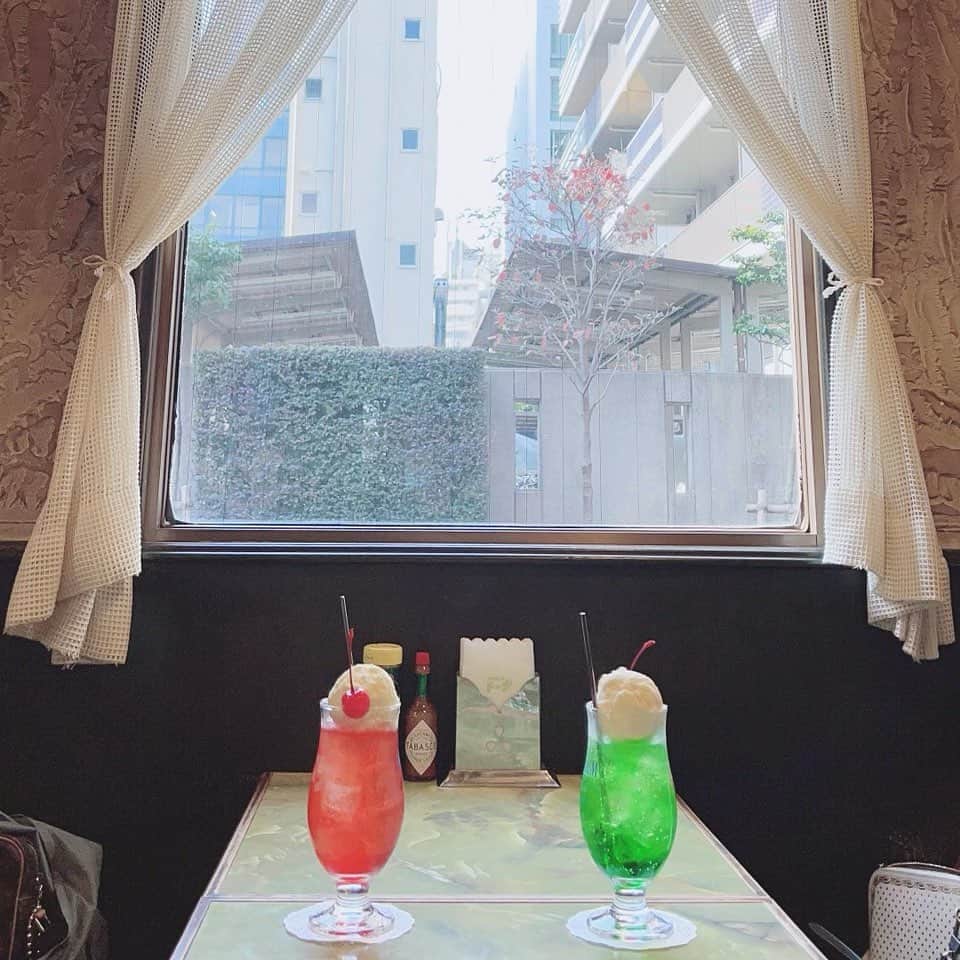 なかやまちえこのインスタグラム：「何もしない贅沢な時間。⠀ ⠀⠀ #カフェ #クリームソーダ #cafe #cafestagram #creamsoda  （写真はお友達が撮りました。）」