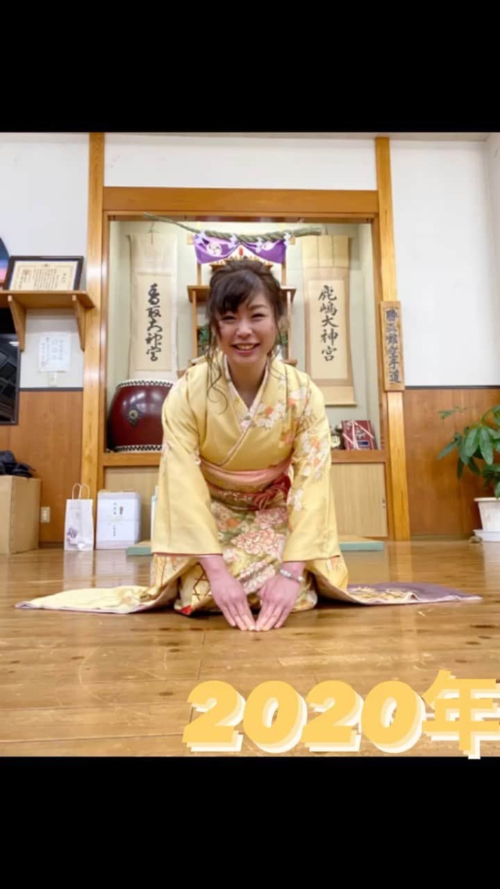 のインスタグラム：「今年もあと１ヶ月きったということで 2020年振り返ってみました👸🏻💗 オリンピックで優勝するために金の振袖を着た👘 元旦から始まりました💛💛💛 オリンピックの内定が決まったと思ったら 延期、そして自粛生活。 異例の1年でした。 沢山考える時間がある1年でした。 もうすぐ全日本選手権もあります🇯🇵 また初優勝した時と同じ気持ちを忘れず、 去年の屈辱を晴らすためにまた今年頑張ります💪🏻 私を大きく変えてくれた 全日本選手権でまた優勝して 大きく変わり、オリンピックに向けて頑張りたいと思います🥇！  #LOOKBACK2020」