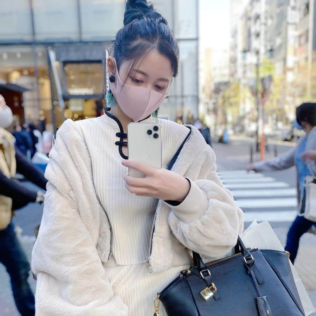 ゆきりぬさんのインスタグラム写真 - (ゆきりぬInstagram)「チャイナ〜🇨🇳 . チャイナ服っぽいトップスに合わせてお団子にしてみたよ！ . コートは @gyda_jp セットアップは @redyazel バッグは @samantha.thavasa_official だよ〜！ . @gyda_jp のコート？は実はリバーシブルになっててモコモコのフェイクファーコートの裏はブルゾンになってるんだ〜！ 結構裏表で雰囲気違うから色んなコーデできて楽しい〜 . .#セットアップ #セットアップコーデ #redyazel #gyda #samanthathavasa #今日のコーデ #冬コーデ」12月3日 21時16分 - yukirin_u