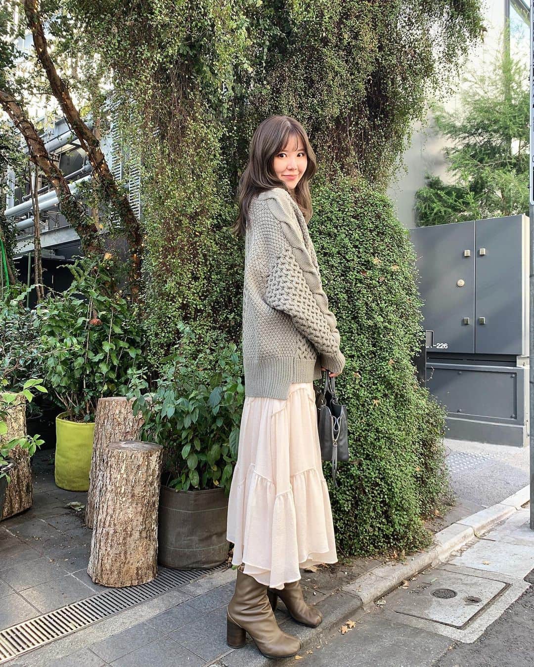 金子栞のインスタグラム：「あっという間に12月。 ニットだけで外に出られる季節が終わってしまった、、、🧶  寒いのは嫌いだけど、魚介類が美味しい季節になったのでおうちごはんでも頻繁に登場します🐟 今日はふるさと納税の返礼品でいくら丼にしました。贅沢に沢山かけて幸せです~。  何かおすすめの返礼品があったら教えて欲しいです☺︎  #ふるさと納税」
