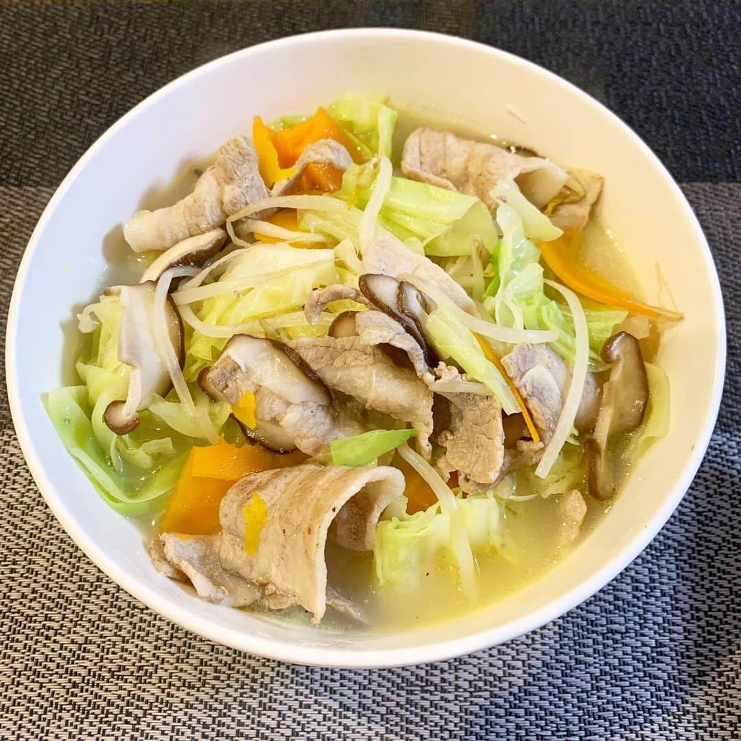 シュネルのインスタグラム：「『タンメン』  ■材料 生中華麺1玉 キャベツ1/6 もやし一掴み しいたけ1個 人参1/3 豚肉バラ50g ニンニク1欠片  ①スープ 水400cc 塩少々 ブラックペッパー少々 鶏ガラ小さじ1〜2 牛乳小さじ1 砂糖小さじ1/2 お酒小さじ1/2  1.キャベツ、人参を食べやすい大きさに切っていく 椎茸は軸をとりうすぎりしニンニクはみじん切りにする  2.フライパンに油をしきニンニクを軽く炒めたら豚肉を入れて色が変わるまで炒める  3.豚肉に色がついたら①をいれて野菜を全て入れて煮込む  4.別の鍋にお湯を沸かして麺を茹でる  5.茹で終わったら麺の水を切って器に盛ったら煮立たせたスープと野菜を乗せて完成  この料理に関する質問お待ちしています！  #food #料理 #レシピ #おうちごはん #ラーメン #シュネルキッチン」