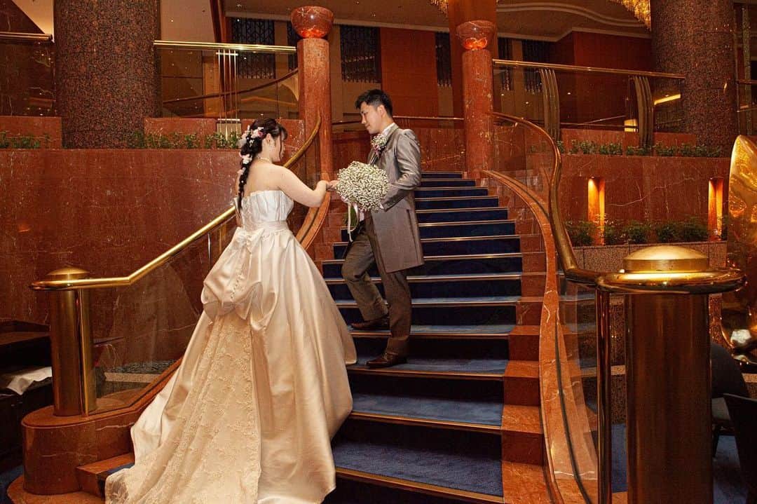 楽婚【公式】Instagramさんのインスタグラム写真 - (楽婚【公式】InstagramInstagram)「✳︎ ♡上質なホテルウェディング  クラシカルで高級感漂う大階段 でのお写真は世界的ブランド シェラトンウェディングならではの上品な1枚。  一生に一度の特別な日に ふさわしい上質なホテルウェディングも楽婚でかしこくお得に♡*＊  ♥楽婚の先輩カップル：Ryosuke & Hikari  会場：#横浜ベイシェラトン ホテル＆タワーズ  @rakukon をフォローして『#楽婚』をつけて、お写真の投稿大歓迎♡公式IGでリグラムされるかも！？  Webでご予約はTOPのURLより♡⇒@rakukon.  #楽婚 #rakukon #ベストアニバーサリー #ベストブライダル#wedding #ウェディング#フォトウェディング#プレ花嫁 #卒花#日本中のプレ花嫁さんと繋がりたい#プラコレ #marryxoxo #2020年夏婚2020年秋婚 #2020年冬婚#2021年春婚 #2021年夏婚#式場探し#ナチュラルウェディング#結婚式準備 #weddingdress#ウェディングドレス #前撮り#会場装飾#オリジナルウェディング #大階段#ウェディングフォト#ホテルウェディング#チャペル#ブーケ」12月3日 21時19分 - rakukon
