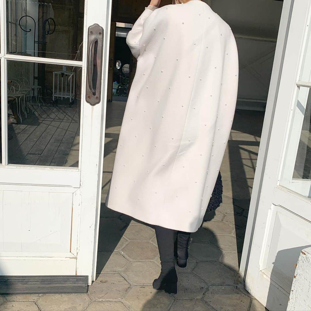 Tsuru by Mariko Oikawaさんのインスタグラム写真 - (Tsuru by Mariko OikawaInstagram)「毎日着るアウターだからこそ、羽織るだけで気分が高まる最高の一着を…＊ . . Soirre/WHITE ¥132,000 . . staff 158cm  #tsuru#tsurubymarikooikawa#パールコート#コート#ロングコート#ウールコート」12月3日 21時19分 - tsurubymarikooikawa