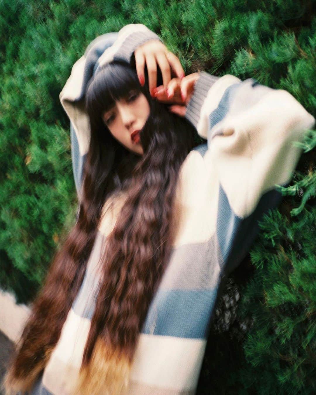 のインスタグラム：「🎄 . . . . . . . . . . . . . . . . . . . . . . . . . . . . . . . . . . . . . . . . . . . . . #黒髪ロング #黒髪 #ロングヘア #スーパーロングヘア #スーパーロング #スパイラルパーマ #赤リップ #ワイドバング #ぱっつん前髪 #ロングヘアアレンジ #used #古着ファッション #サロモ #サロンモデル  #ootd #撮影モデル #作品撮り #作品撮りモデル #作撮り #ootd4nylonjp #古着 #streetfashion #古着コーデ #古着女子 #ニットコーデ #写るんです #film_jp #ootdfashion #streetstyle #film」