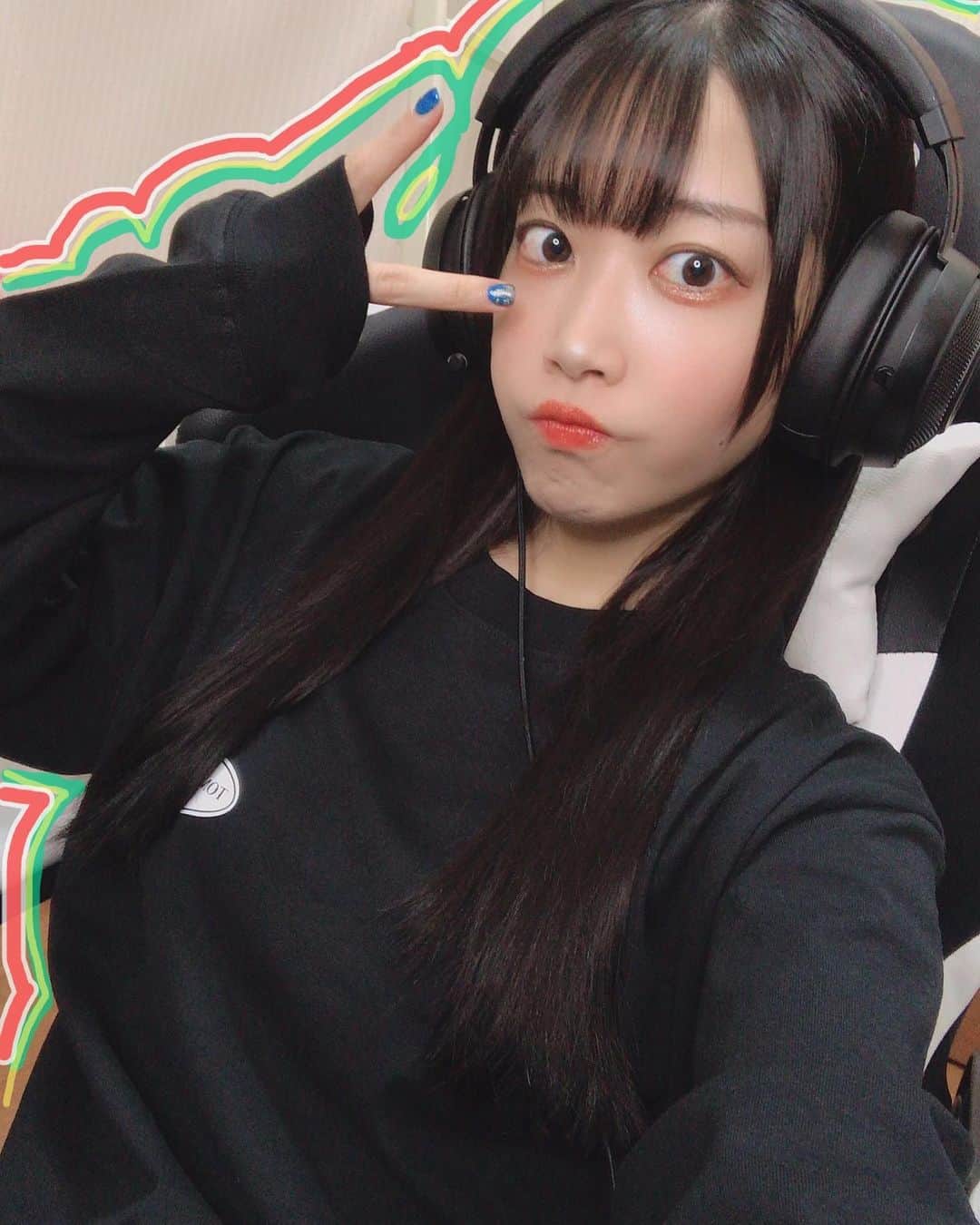 西井綾音のインスタグラム：「. こんばんは💙  めちゃかわいいロンTゲットしたよ〜❣️  お家時間が長いと楽で可愛い服がいいよね〜  ZOZOで購入できますっ！！  ⬇️こちら⬇️ https://zozo.jp/sp/shop/naval/goods/52824674/?did=87449982  #naval_tokyo #ナバルアンドユー #ナバル」