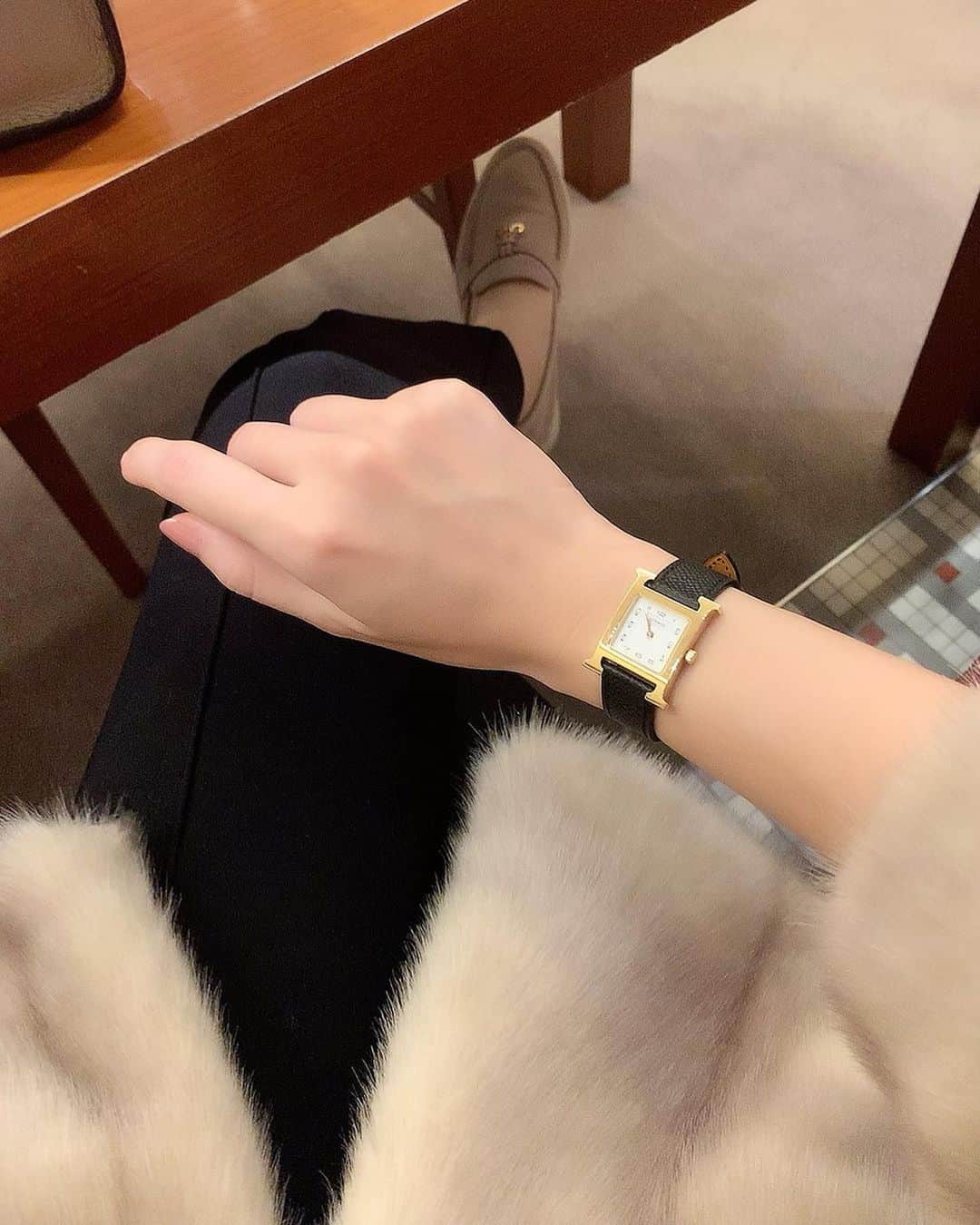 ハンナミのインスタグラム：「🐎🧡  質問いただいてた 時計のベルトについて :)  ホワイト,エトープ,ブラック 3色を洋服に合わせて ベルトを 付け替えています☺️  ちなみに今はブラック ♡」