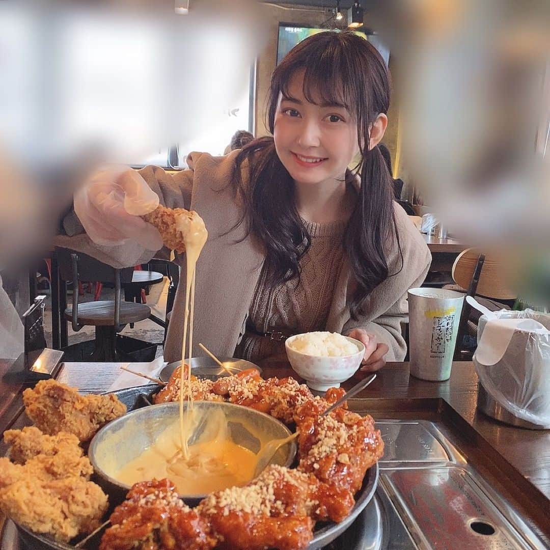 金久保マユ（ぼんぼん）さんのインスタグラム写真 - (金久保マユ（ぼんぼん）Instagram)「先日はじめて #新大久保 にて #ufoチキン を食べてきました！初挑戦！すごい！！！ . 新大久保に行くのは2回目(?)くらいだったのでおそるおそるでしたが、とっても楽しかった⸜(* ॑꒳ ॑* )⸝⋆* . . 慣れない街に行くのって緊張しますよね。 1人で行ったら迷子になりそうです。笑」12月3日 21時24分 - kanakubo_mei