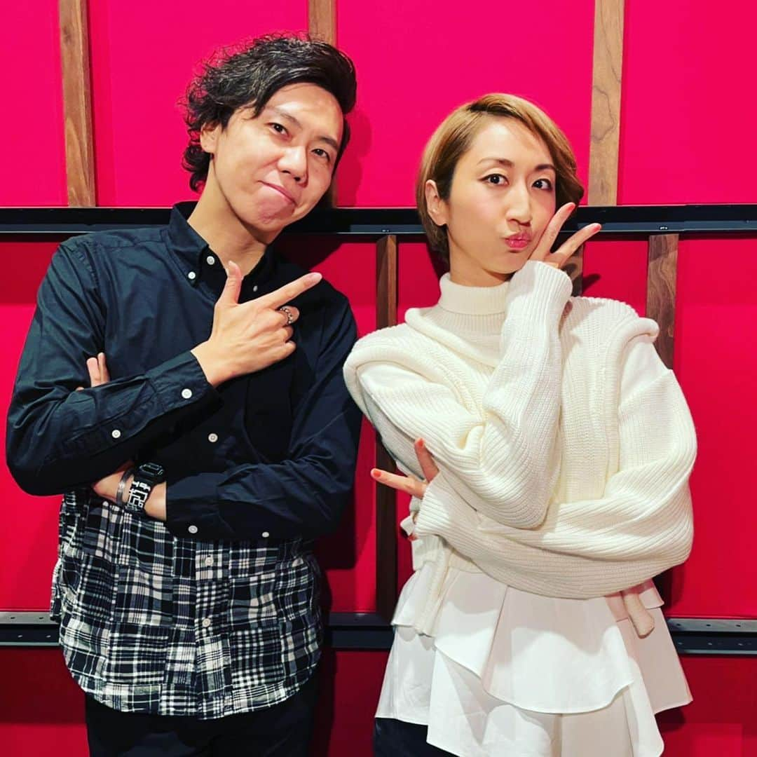 Ms.OOJAさんのインスタグラム写真 - (Ms.OOJAInstagram)「12月から Ms.OOJA YouTube channelで 「流しのOOJA〜令和song covers」として Ms.OOJAのカバーするの令和ソングが毎週土曜日18時に1曲ずつ合計4曲アップされます✨✨  流しのOOJA〜ということで全幅の信頼のスーパーギタリスト、アッキーのギター一本でお届けします。  今週は12/5の18時に1曲目が解禁✨✨  超ヒットのあの曲です。すごく難しかったけど、めちゃくちゃ良い曲で歌ってて楽しかったです。  何を歌うのか楽しみにしててね！  #msooja #cover #令和　#song #youtube」12月3日 21時25分 - msoojafaith