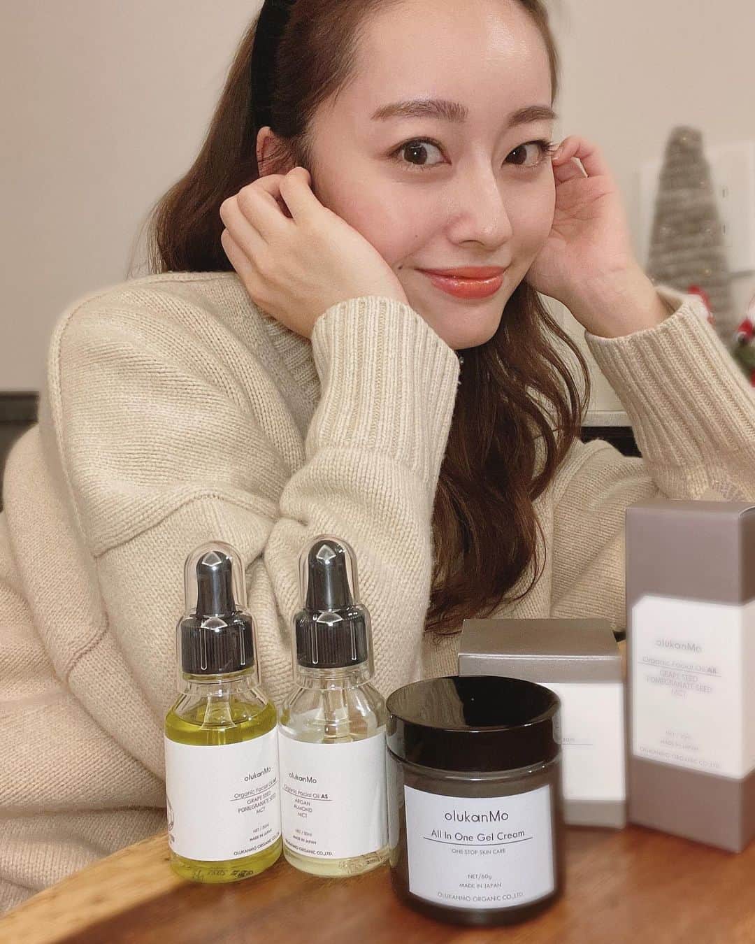 小祝麻里亜のインスタグラム：「すっかり空気が乾燥してきたから、しっかりスキンケアするように👌  ふたたび @olukanmo_organic のオールインワンクリームと美容オイルをリピート中。おかげで肌に艶とハリも出てきたよ👌  乾燥は肌に大敵なので、しっかり潤わせて肌ケアするのがおすすめです😊✨✨お風呂上がった瞬間にでもスキンケアしてあげると🕺  ． ． ＿＿＿＿ #日々の暮らし #リピート決定 #オルカンモ  #おすすめ #スキンケア #スキンケアルーティン #skincare #beauty #beautystagram #오운애티튜드 #화장품 #뷰티스타그램」
