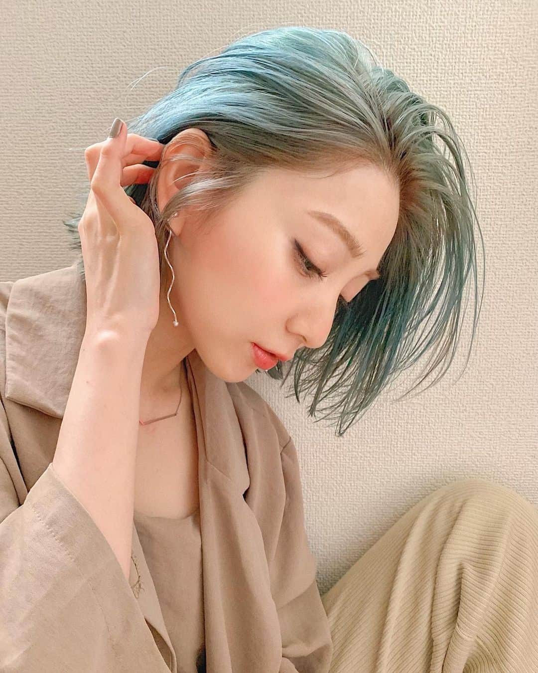 松尾 瞳のインスタグラム：「🍀🧚🏻‍♂️👗🌿🦜🥑💚  #ヘアカラー #グリーン #グリーンヘアー」