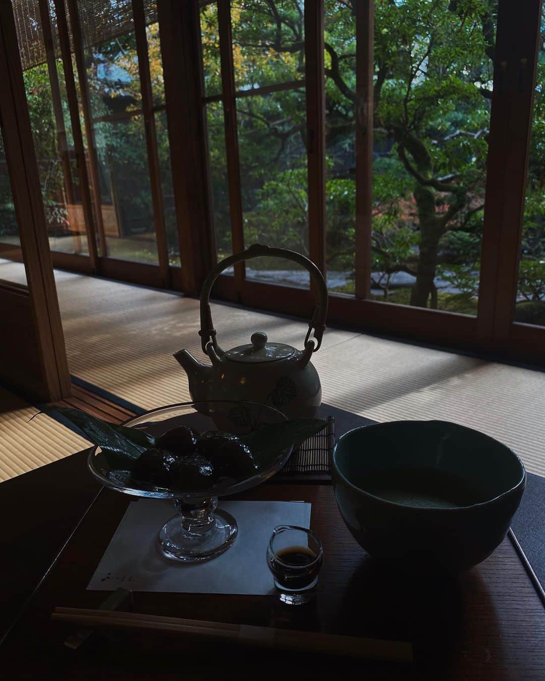 黒石奈央子さんのインスタグラム写真 - (黒石奈央子Instagram)「京都は宝泉へ  リコー曰く世界一のわらび餅を食べに。  趣のあるお庭の前で素敵なお店でした。  #宝泉院 #宝泉わらび餅 #わらび餅」12月3日 21時27分 - blackstone705