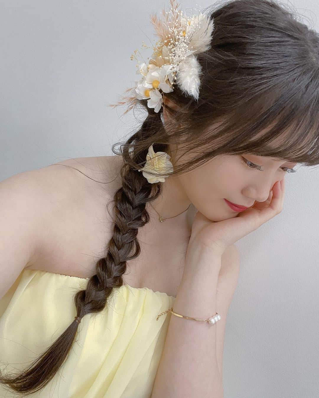 小野田紗栞のインスタグラム：「🍋 この間 来春発売するフォトブックの撮影がありました！ 楽しみにしててね😉  #tsubaki_factory #つばきファクトリー#小野田紗栞#フォトブック#2021#yellow#三つ編み#アイドル#idol#follow#followｍe」