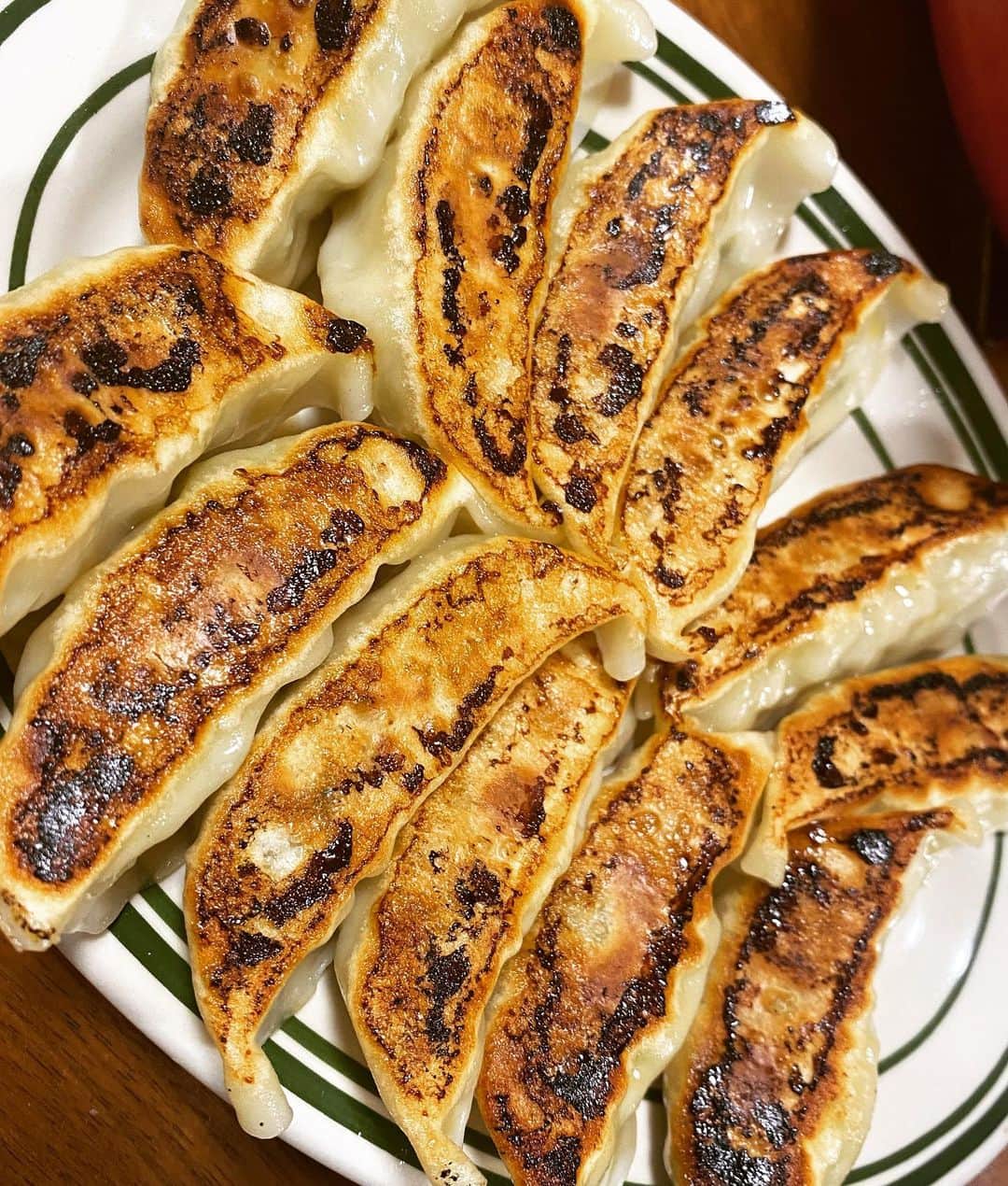 西山茉希さんのインスタグラム写真 - (西山茉希Instagram)「#西山食堂 #店主が食後に欲みたす  完全にピアノが修理された夕方。 ずっと狙ってましてん。 喜び蓋して料理して。 食べて洗って片付いて。  チビーズお風呂で解禁タイム。 インスタライブ終えどころ見失い長引きまして。 お付き合いありがとうございました🙏  #ハラスを鍋に #スタートから〆うどんも投入 #過程はふみません #よーいどんdeうどん  餃子de幸せプラスワン😋 消灯deぐない🥱😴😪」12月3日 21時28分 - maki.nshiyama50