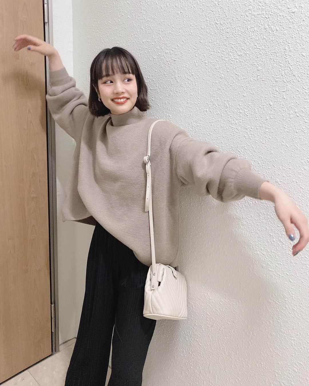 安中芙美さんのインスタグラム写真 - (安中芙美Instagram)「ㅤㅤㅤㅤㅤㅤㅤㅤㅤㅤㅤㅤㅤ 仕事終わりに👜 ニットは @fifth_store  ㅤㅤㅤㅤㅤㅤㅤㅤㅤㅤㅤㅤㅤ デスクワークの日はラフなスタイリングで 🖥 毎日みんなお疲れ様です🧡 ㅤㅤㅤㅤㅤㅤㅤㅤㅤㅤㅤ #fifth #fifthtl #フィフス #プチハイドルマンふんわりニット #低身長コーデ #ママコーデ」12月3日 21時29分 - fumitwinsworld