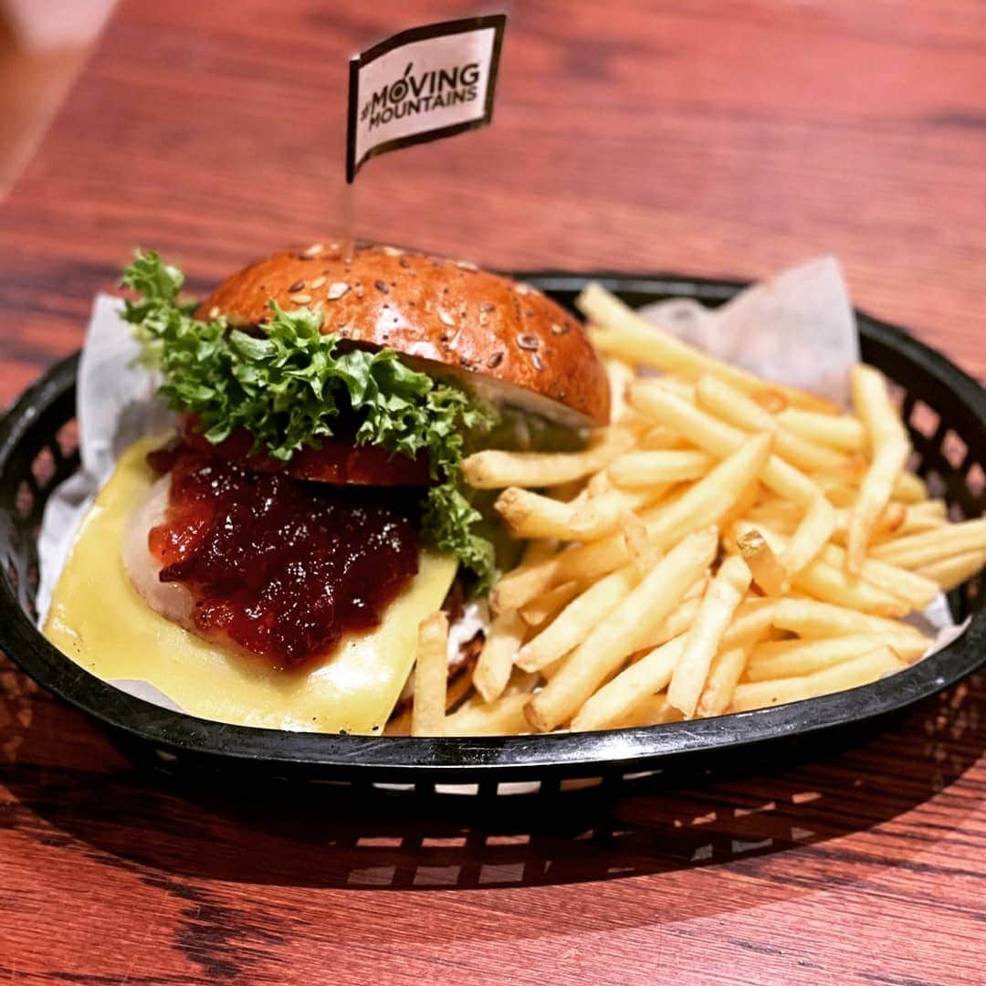 Kua 'Aina UKさんのインスタグラム写真 - (Kua 'Aina UKInstagram)「*CHRISTMAS SPECIALS DROPPING TODAY*  The Beef: 1/3lb Beef Patty on a Brioche bun, with sage & onion mayo, Brie & cranberry jam  The Turkey: Sliced Turkey breast on a Brioche bun, with sage & onion mayo, Brie & cranberry jam  The Vegan: @movingmountainsfoods Vegan Patty on a vegan bun, topped with vegan cheese, vegan sage & onion mayo & cranberry jam  Which will be your favourite?」12月3日 21時40分 - kuaainauk