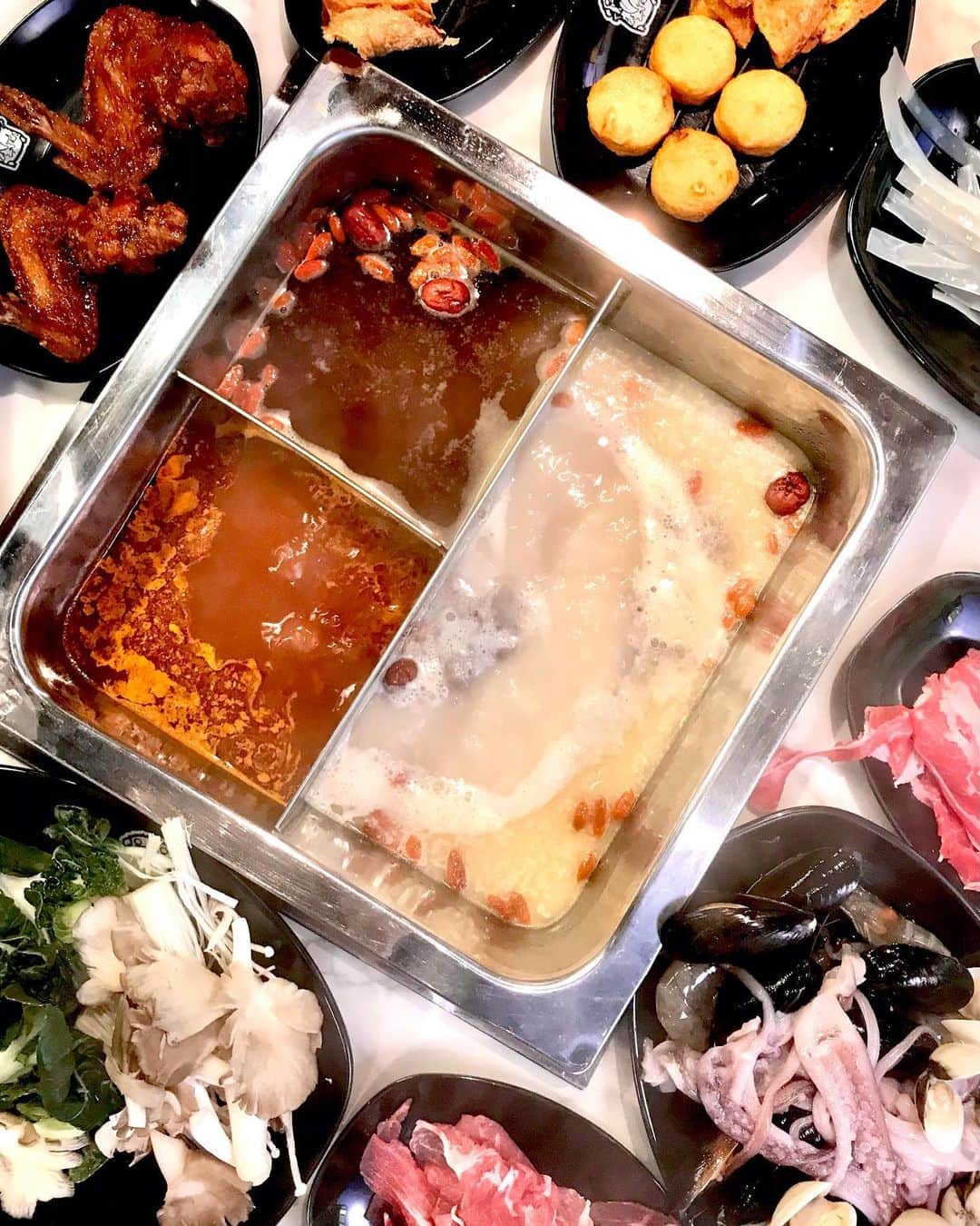 Li Tian の雑貨屋のインスタグラム：「It’s been a long while since I had buffet and this time round it’s the ala carte hotpot buffet @gorogorosg with friends! We had the tomato soup, korean ginseng soup and beauty collagen soup, of which the latter was the one I enjoyed the most.   One thing that stands out from the hotpot here is the choice of korean dishes such as korean pancake, fried chicken wings, japchae and kimchi.   Prices start from $16.90++ for lunch and $26.90++ for dinner.   • • #sgeats #singapore #local #best #delicious #food #igsg #sgig #exploresingapore #eat #sgfoodies #gourmet #yummy #yum #sgfood #foodsg #burpple #beautifulcuisines #bonappetit #instagood  #eatlocal #korean #delicious #sgrestaurant #buffet #hotpot #meat #seafood」